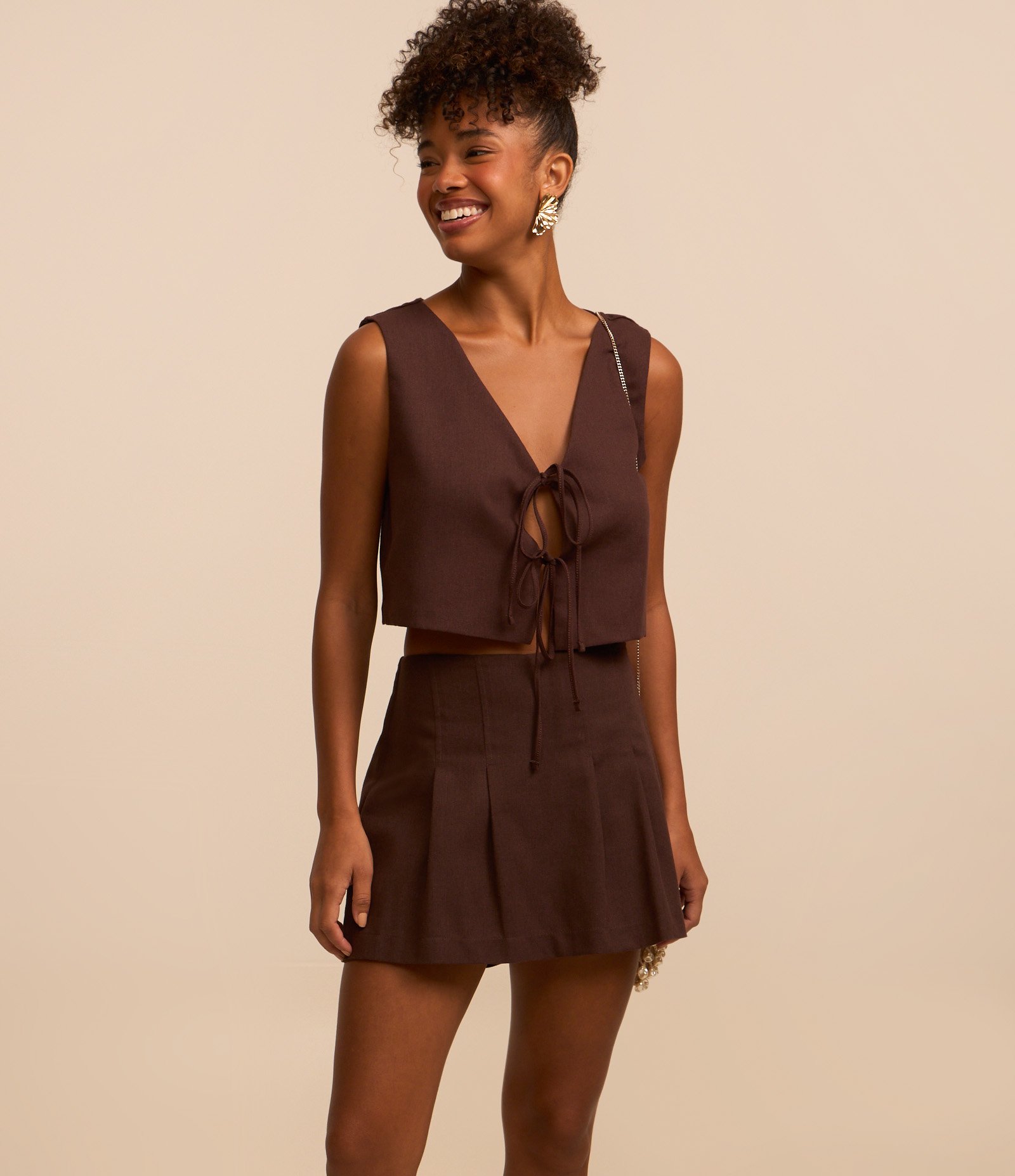 Short Saia em Tricoline com Pregas Marrom 2