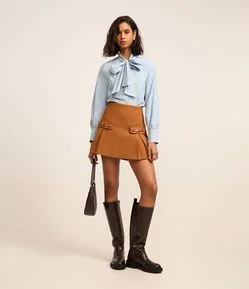 Saia Curta em Polivelour com Fivelas Diferenciadas e Pregas