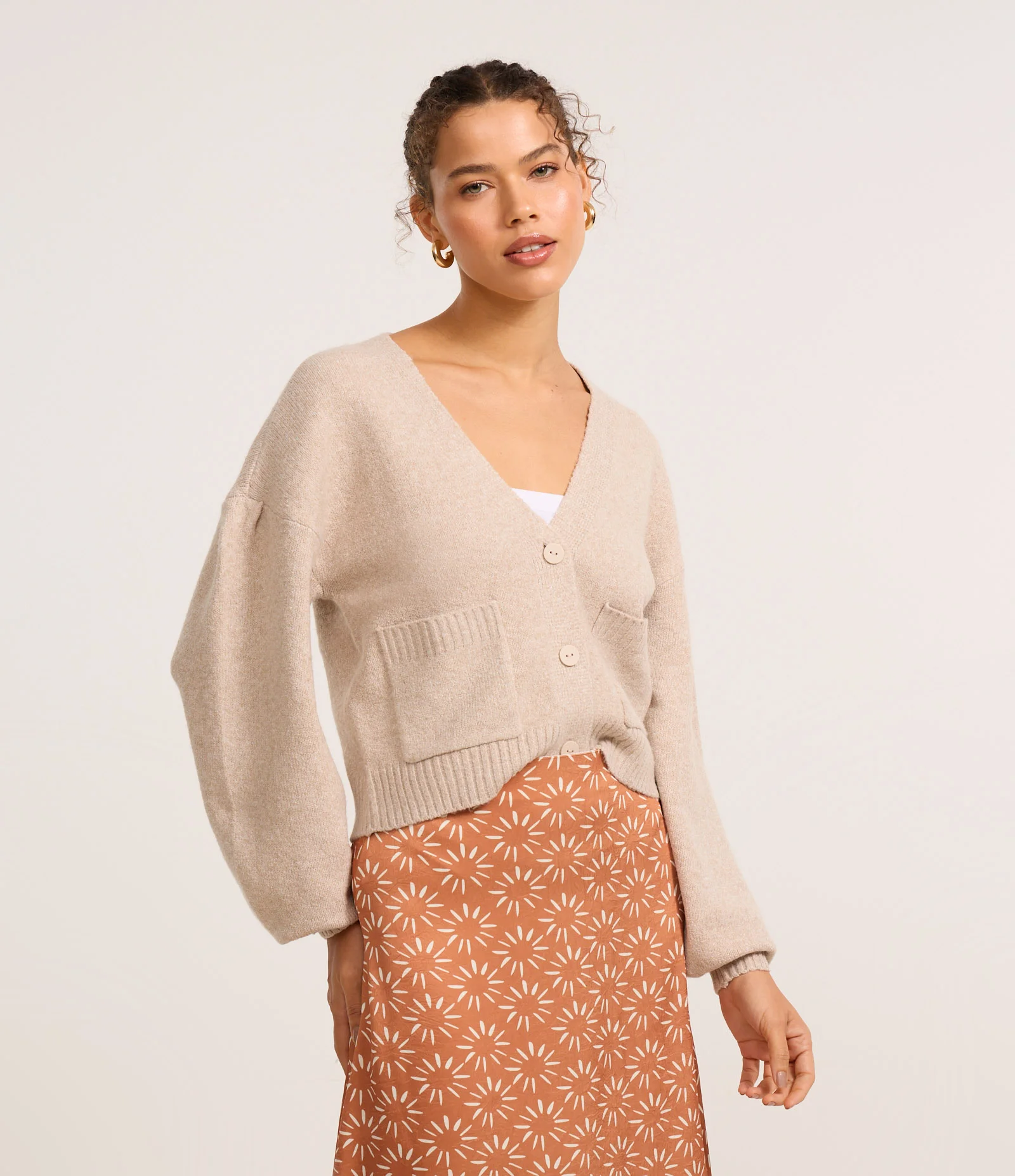 Cardigan Curto em Tricô com Botões e Bolsinhos Bege 1