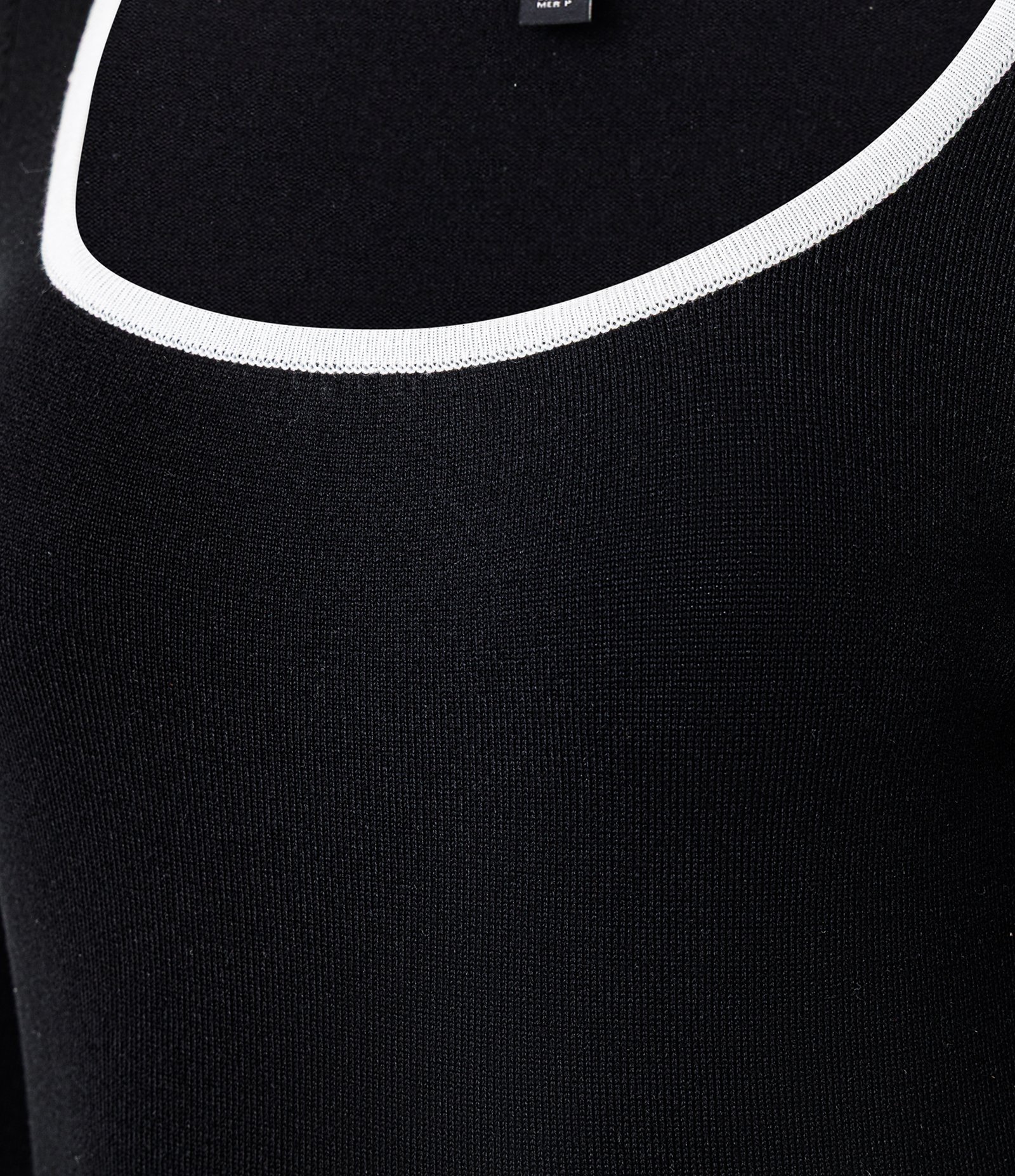 Blusa em Tricô Leve com Decote Quadrado e Contraste Preto 2