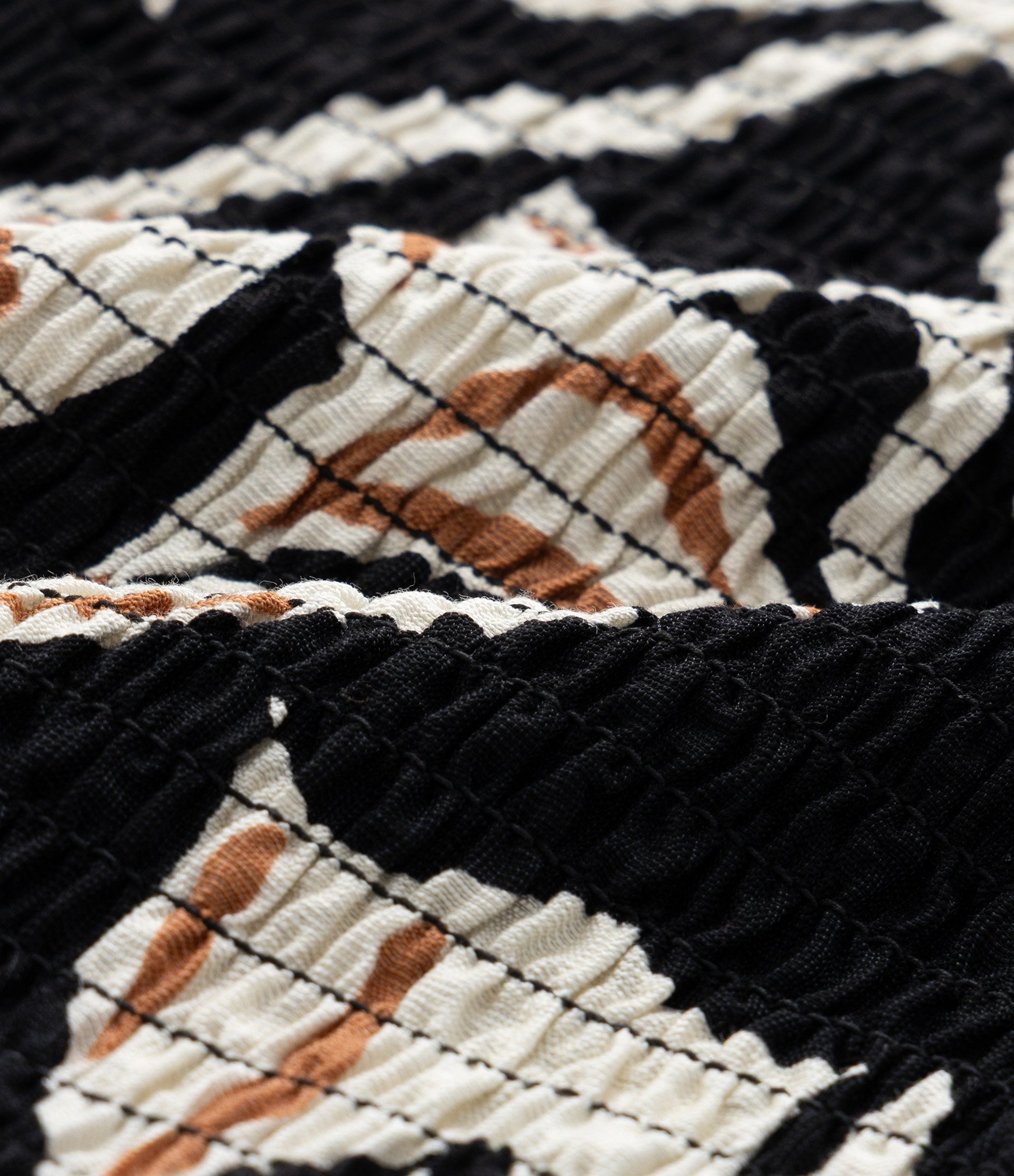 Blusa em Crepe com Estampa Floral e Laxtes Curve & Plus Size Preto/Marrom/Bege 8