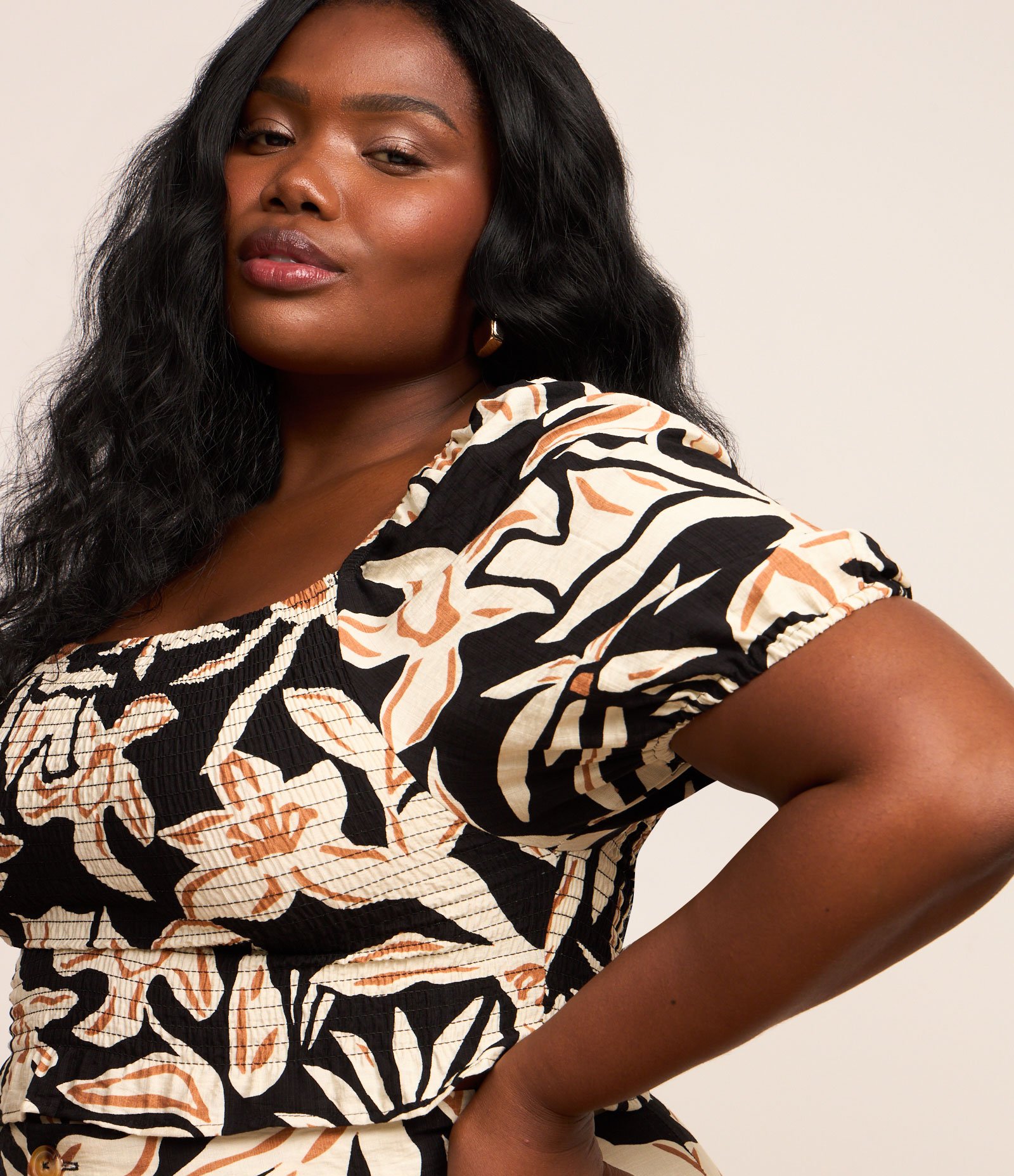 Blusa em Crepe com Estampa Floral e Laxtes Curve & Plus Size Preto/Marrom/Bege 1