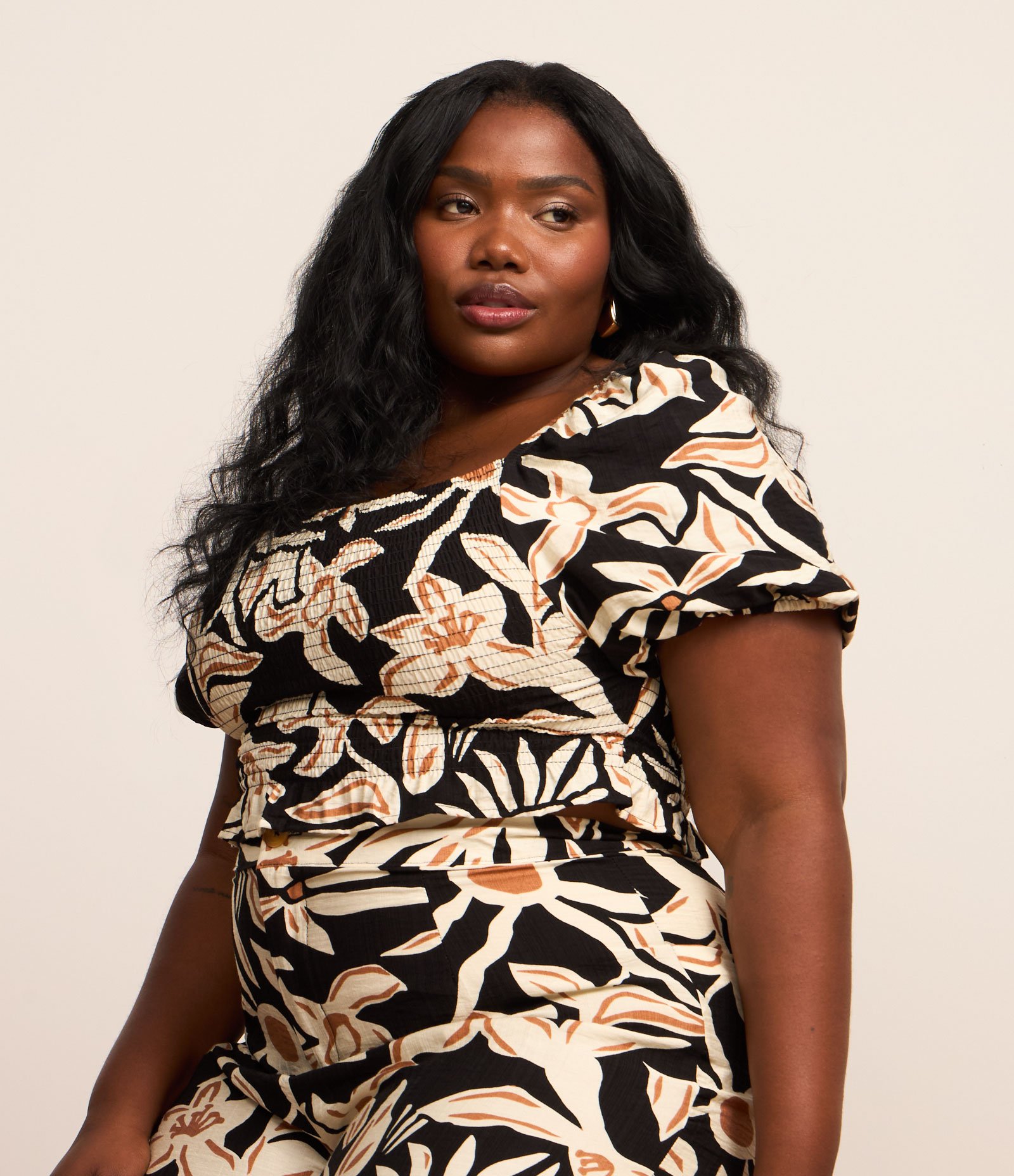 Blusa em Crepe com Estampa Floral e Laxtes Curve & Plus Size Preto/Marrom/Bege 2