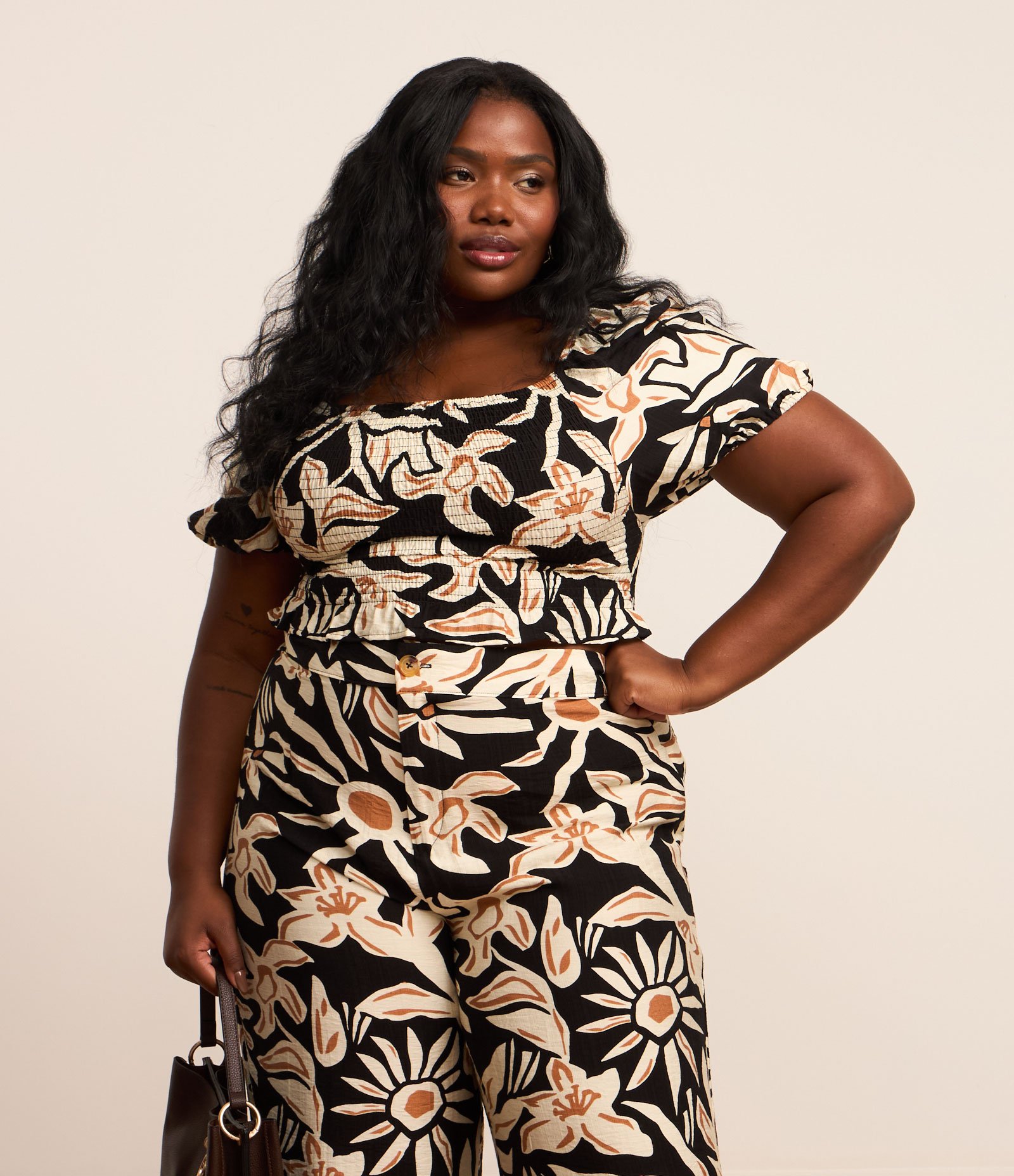 Blusa em Crepe com Estampa Floral e Laxtes Curve & Plus Size Preto/Marrom/Bege 3
