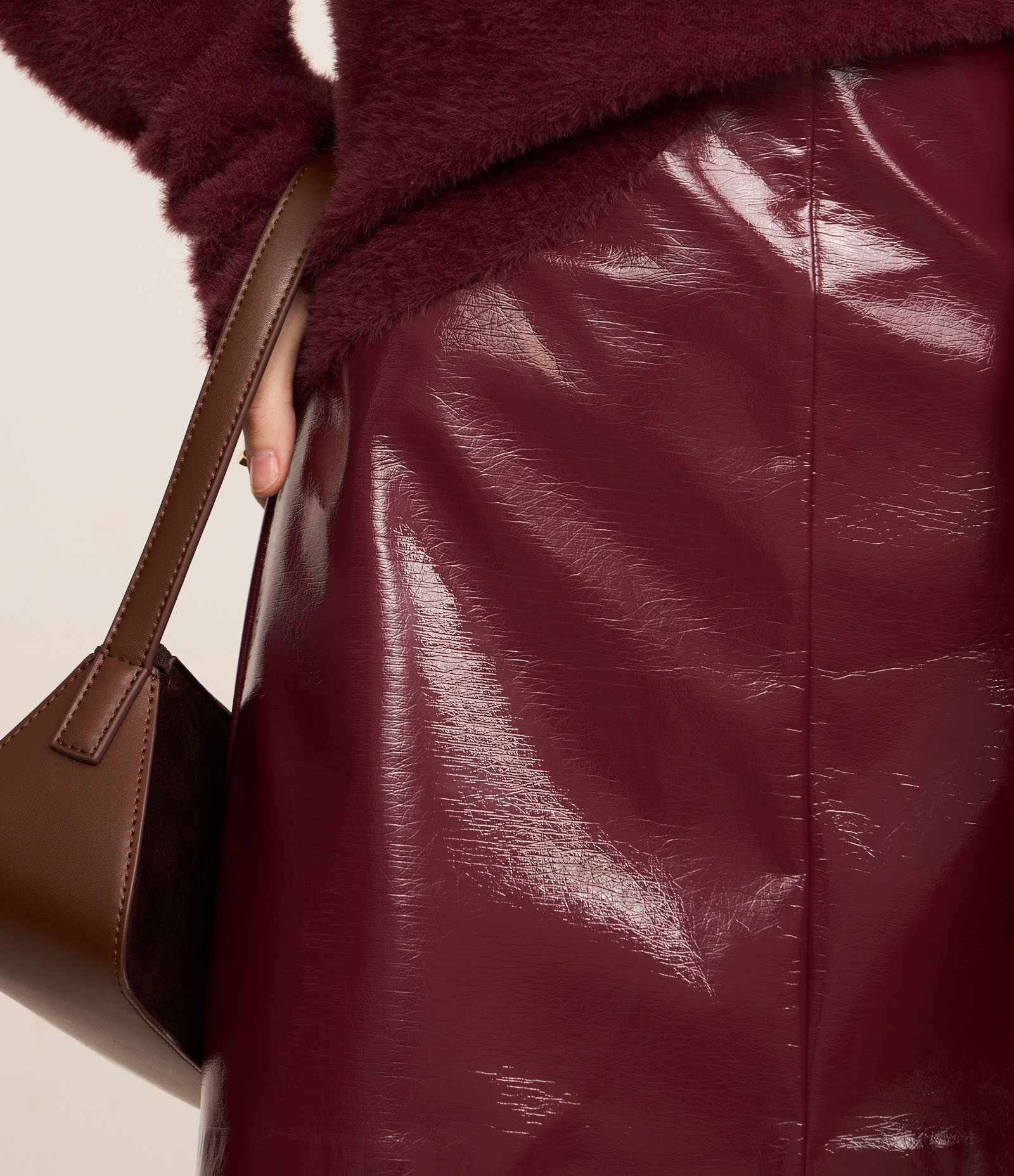 Saia Evasê Curta em PU com Efeito Vinil Bordô 3