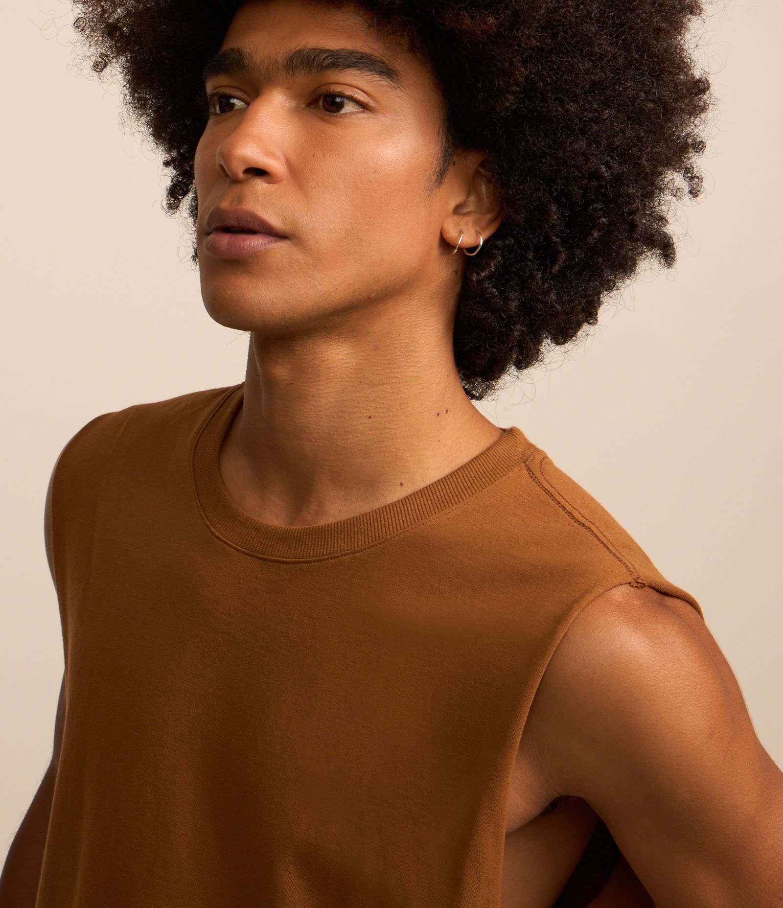 Regata Machão em Algodão com Gola Redonda e Etiqueta na Barra Marrom 3