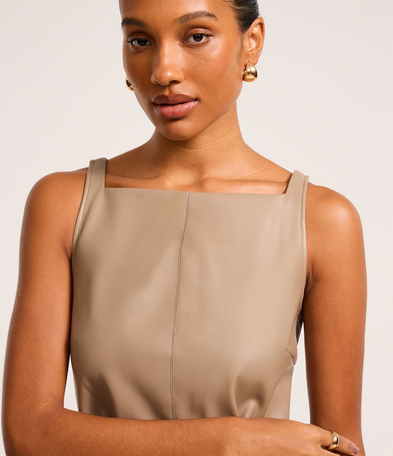 Vestido Curto em PU com Cinto de Fivela Diferenciada Bege 4