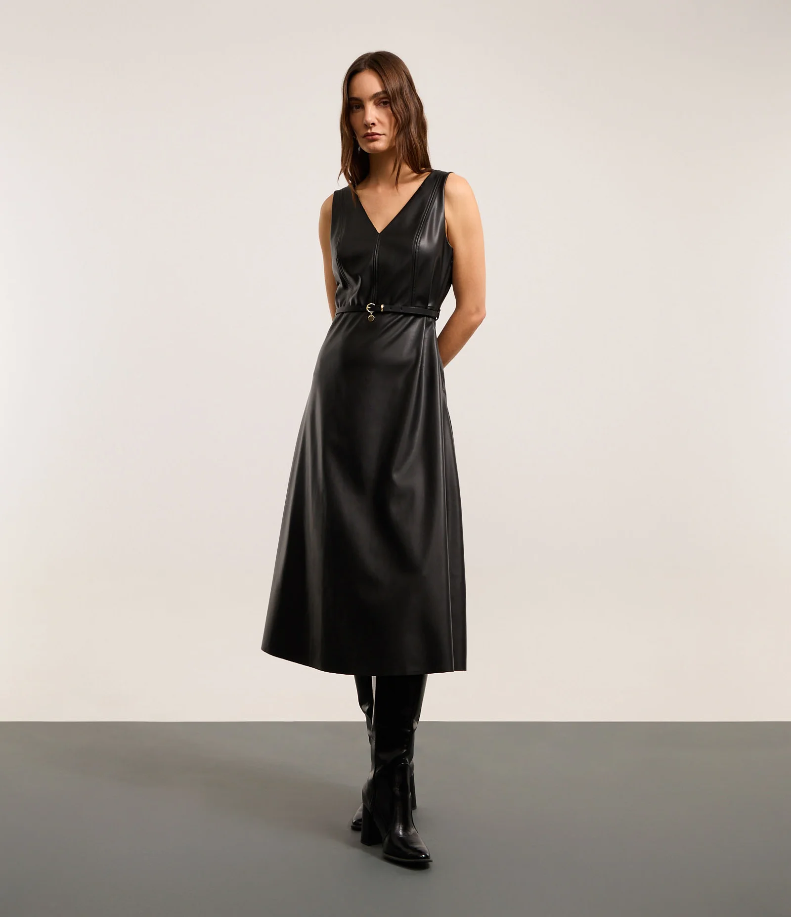 Vestido Evasê Midi em PU com Decote V e Cinto Fino Preto 1