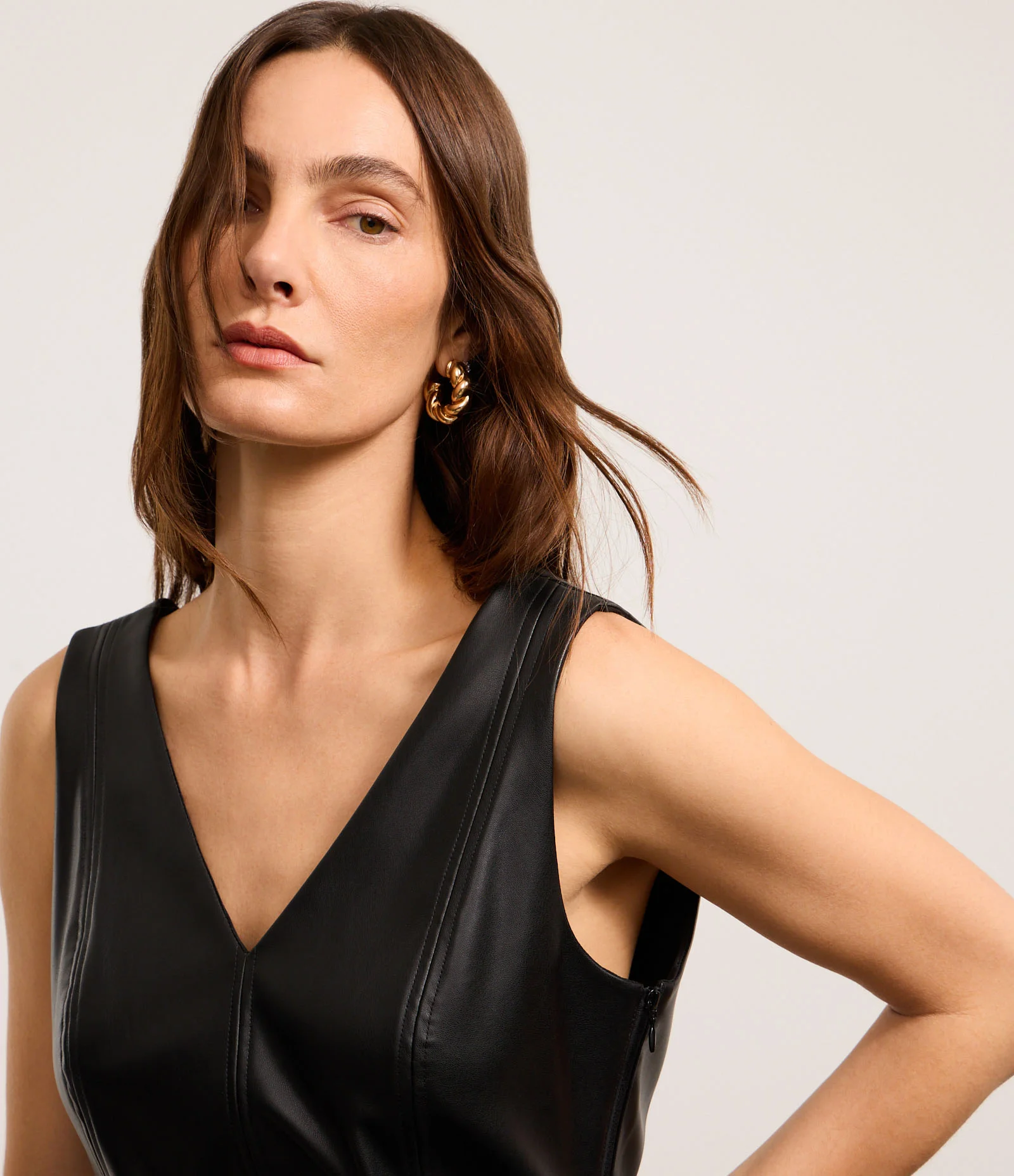 Vestido Evasê Midi em PU com Decote V e Cinto Fino Preto 4