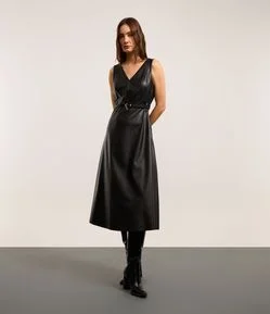 Vestido Evasê Midi em PU com Decote V e Cinto Fino