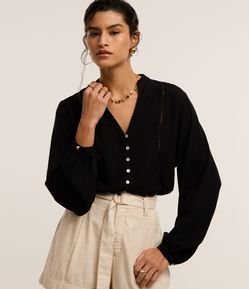 Camisa Bata em Viscose com Detalhes de Entremeios