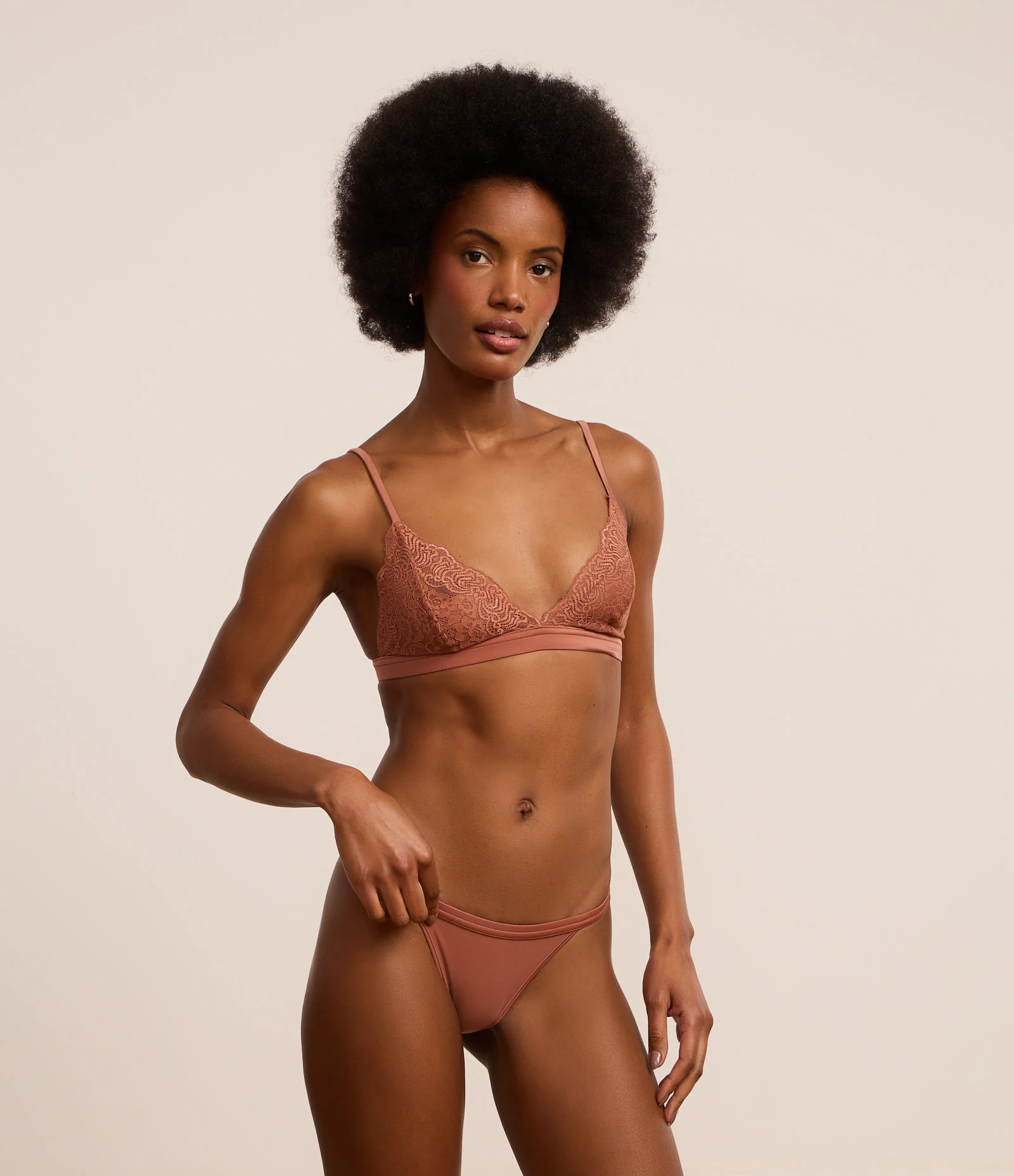 Calcinha String em Microfibra com Renda Floral Marrom 1