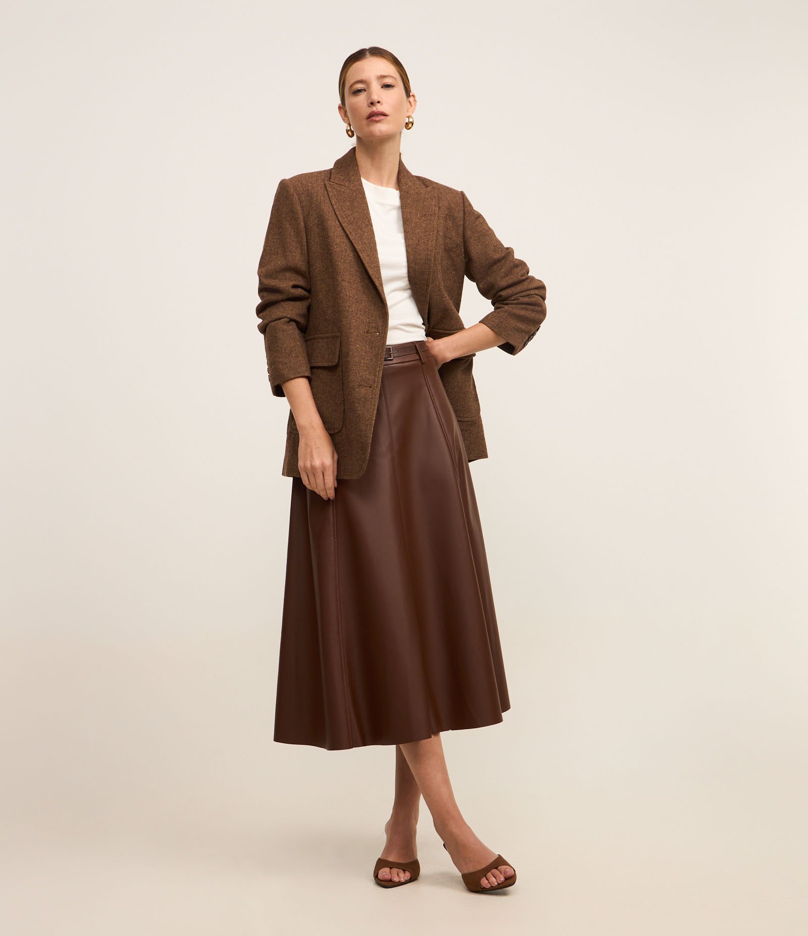 Saia Godê Midi em PU com Cinto Fino de Fivela Forrada Marrom 1