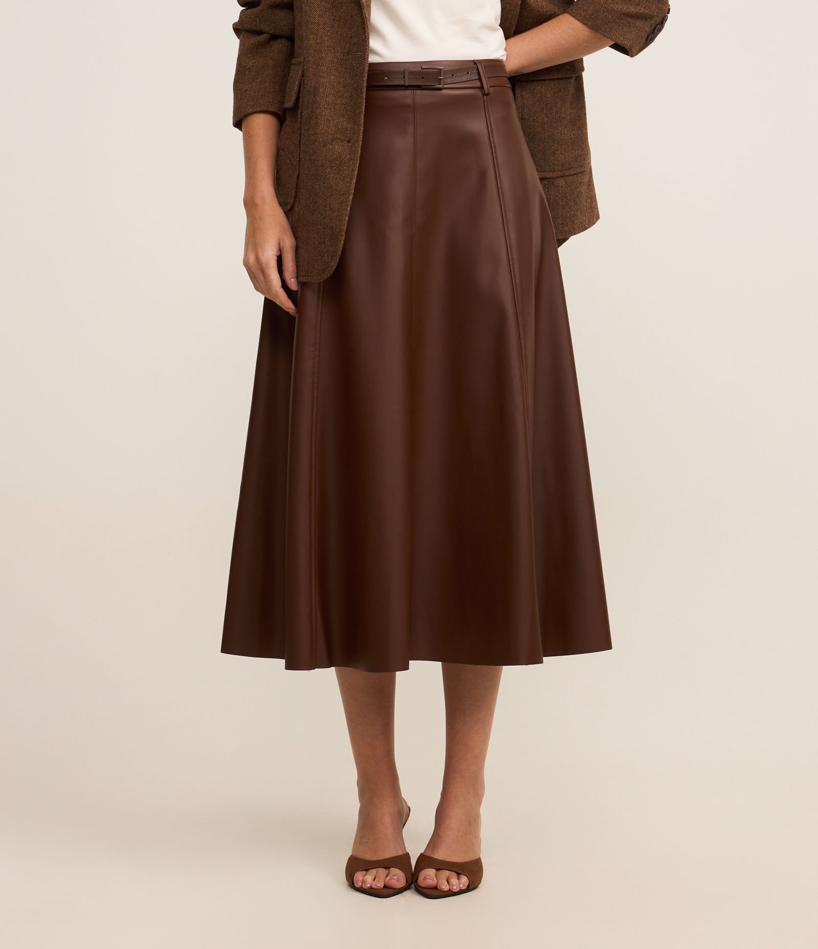 Saia Godê Midi em PU com Cinto Fino de Fivela Forrada Marrom 3