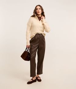 Calça Cenoura em PU com Amarração na Cintura