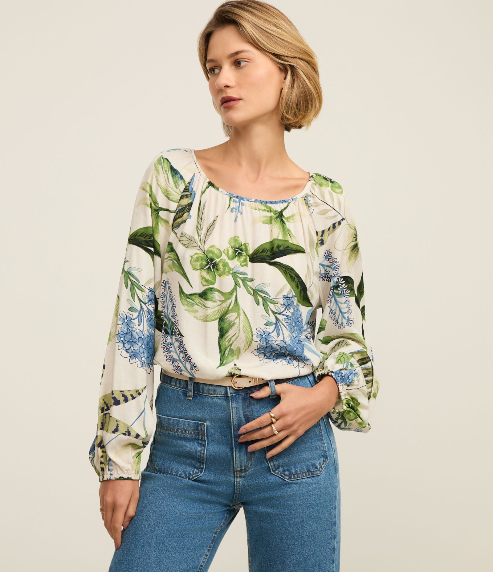 Blusa em Viscose com Decote Canoa e Estampa Floral Multicores 1