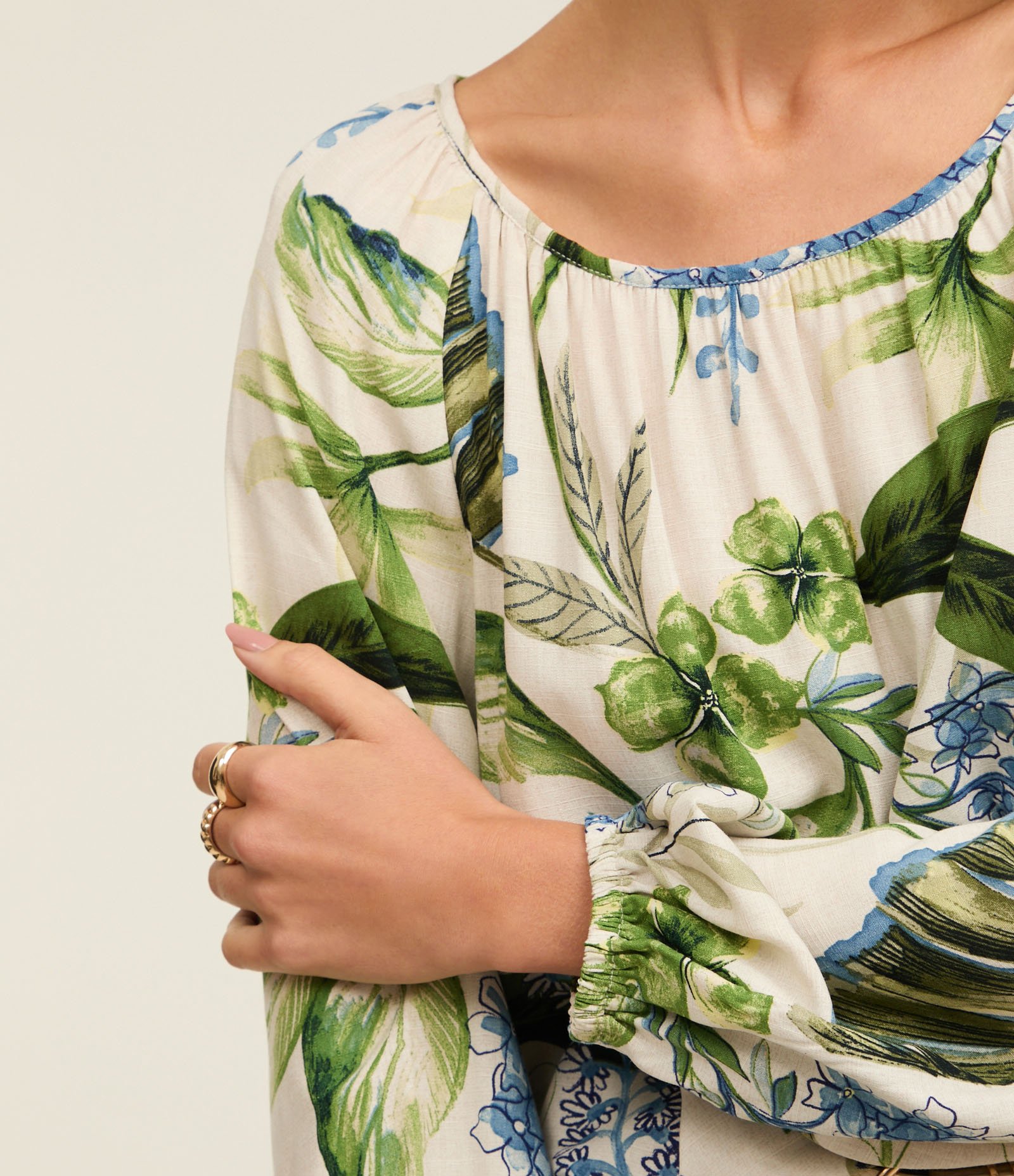 Blusa em Viscose com Decote Canoa e Estampa Floral Multicores 3