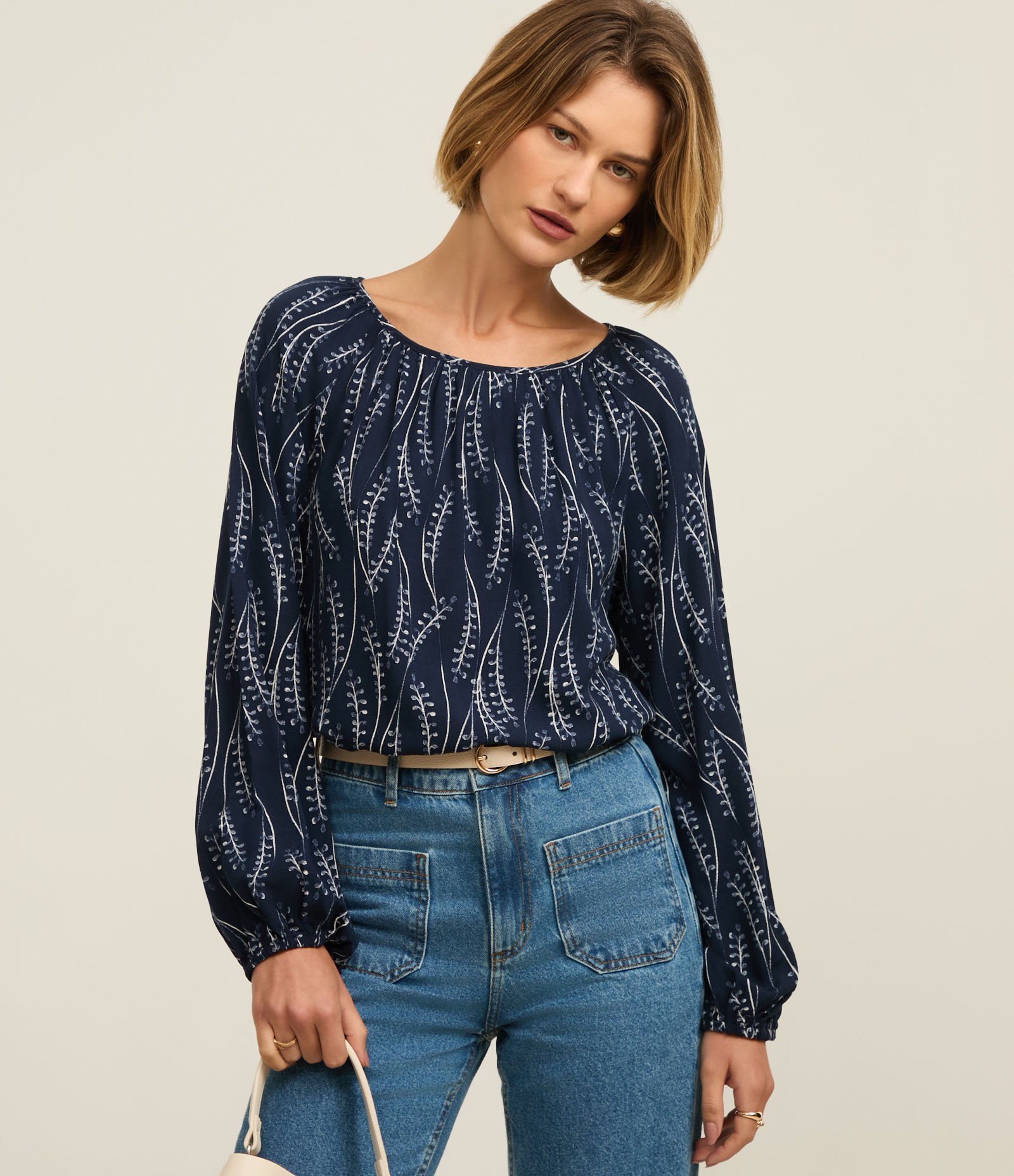 Blusa em Viscose com Decote Canoa e Estampa Ramos Azul 1