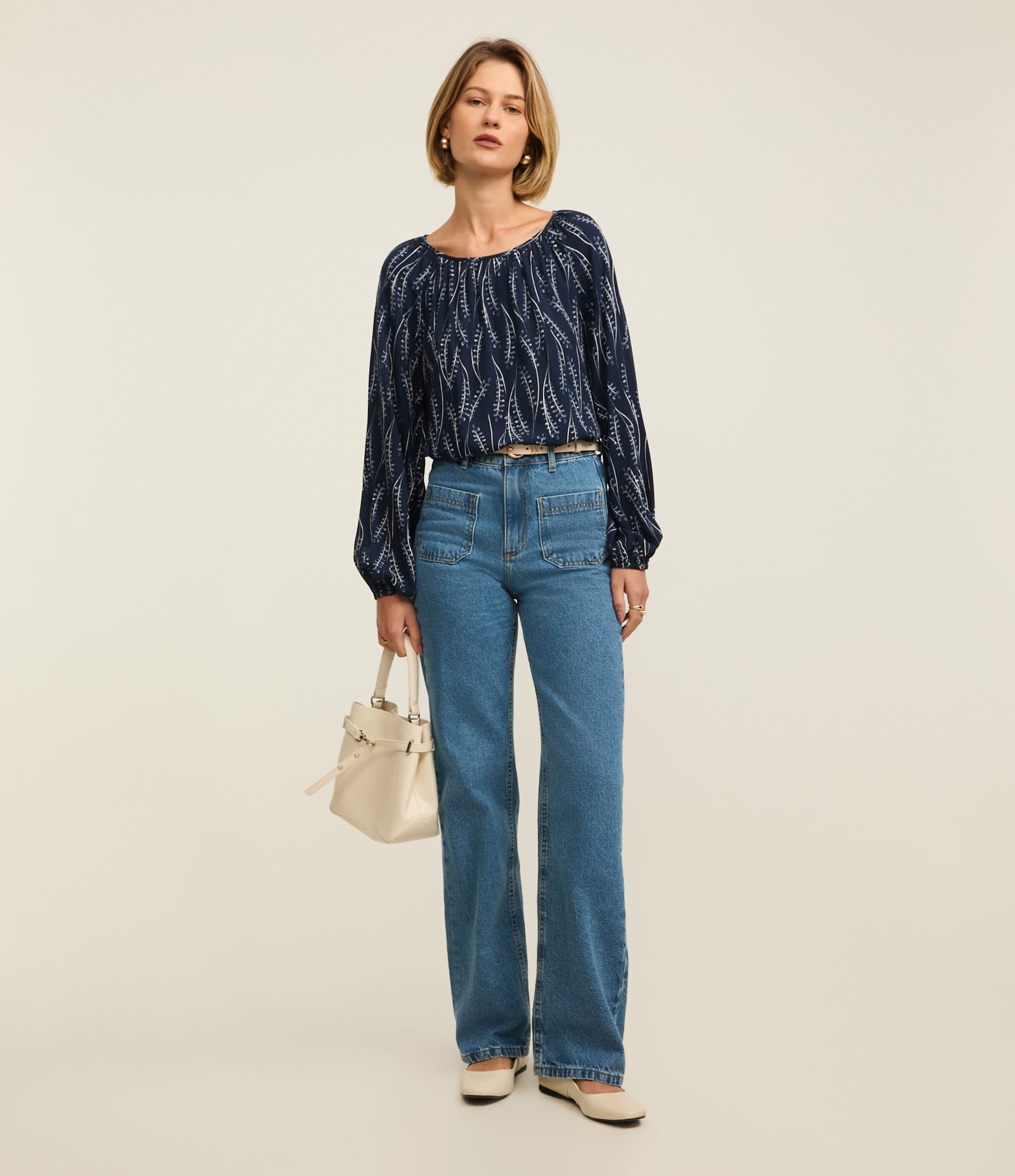 Blusa em Viscose com Decote Canoa e Estampa Ramos Azul 2