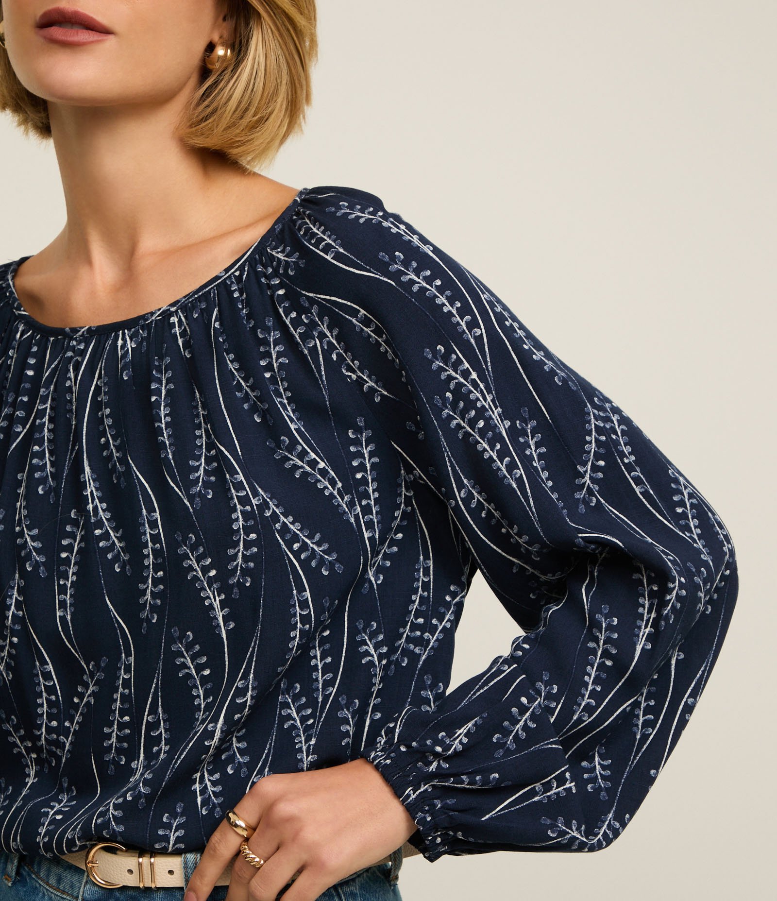Blusa em Viscose com Decote Canoa e Estampa Ramos Azul 3