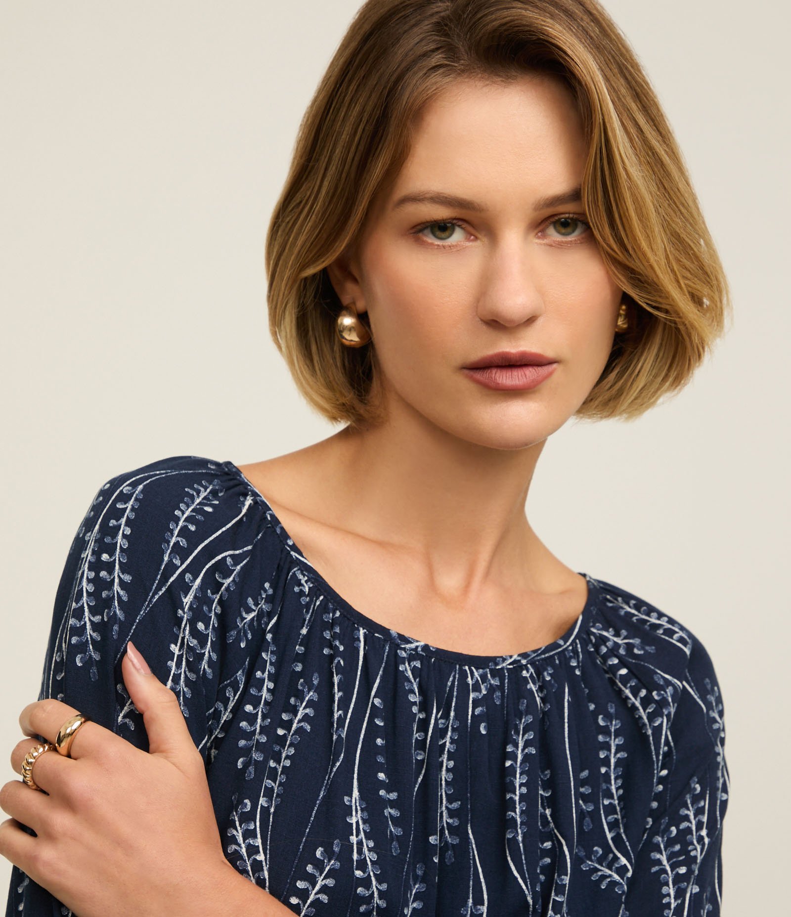 Blusa em Viscose com Decote Canoa e Estampa Ramos Azul 4