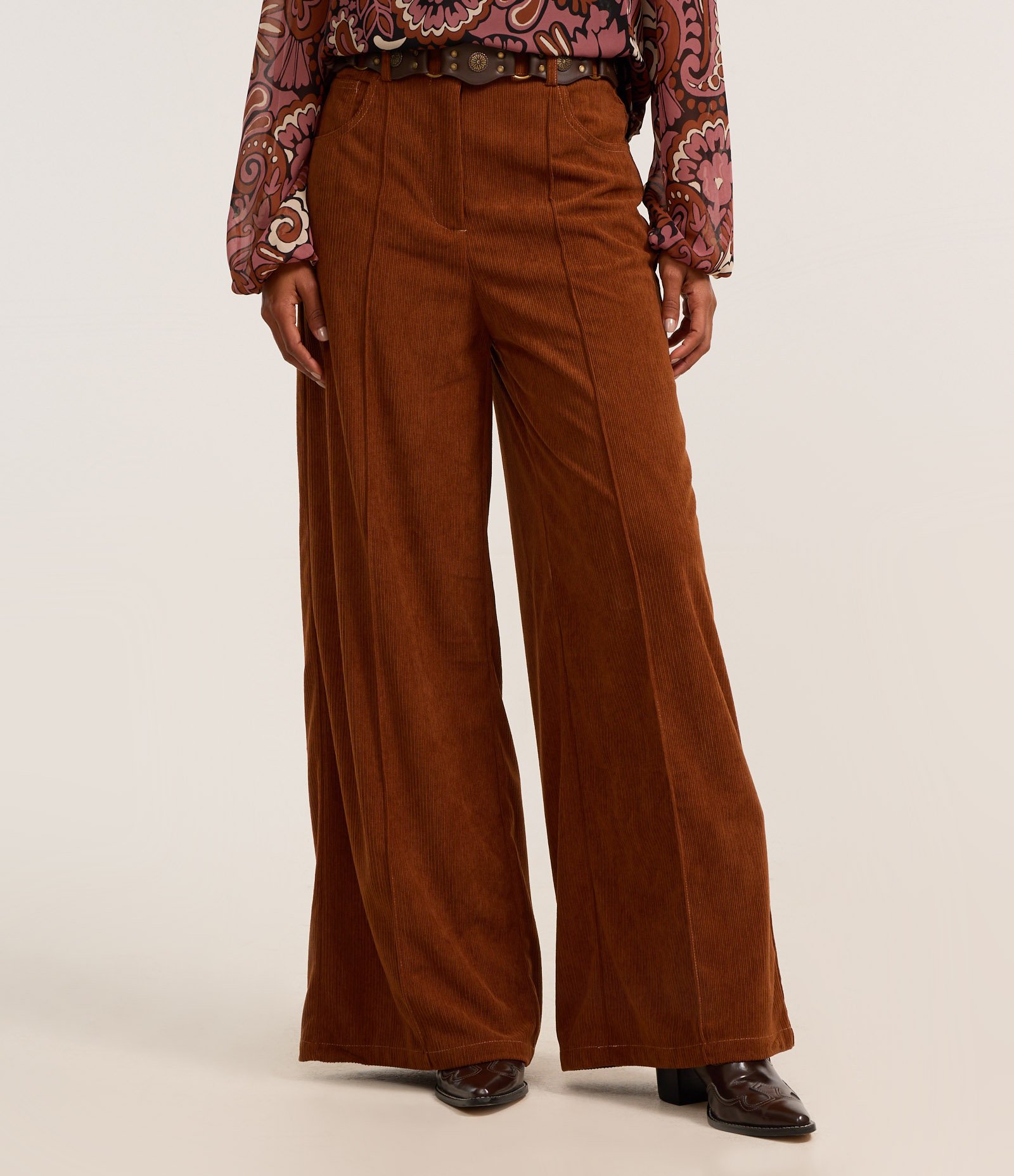 Calça Pantalona em Veludo Cotelê com Friso Frontal Marrom 3