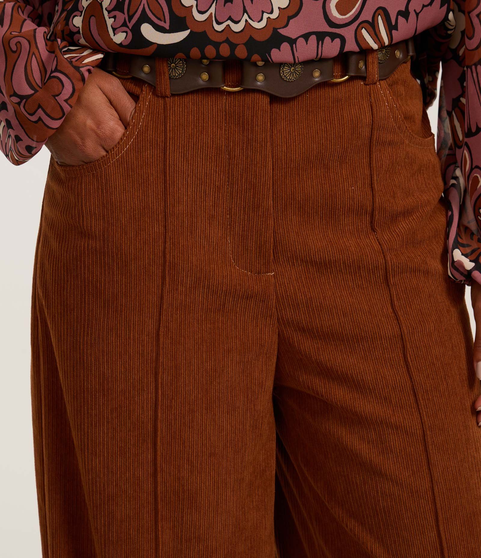 Calça Pantalona em Veludo Cotelê com Friso Frontal Marrom 4