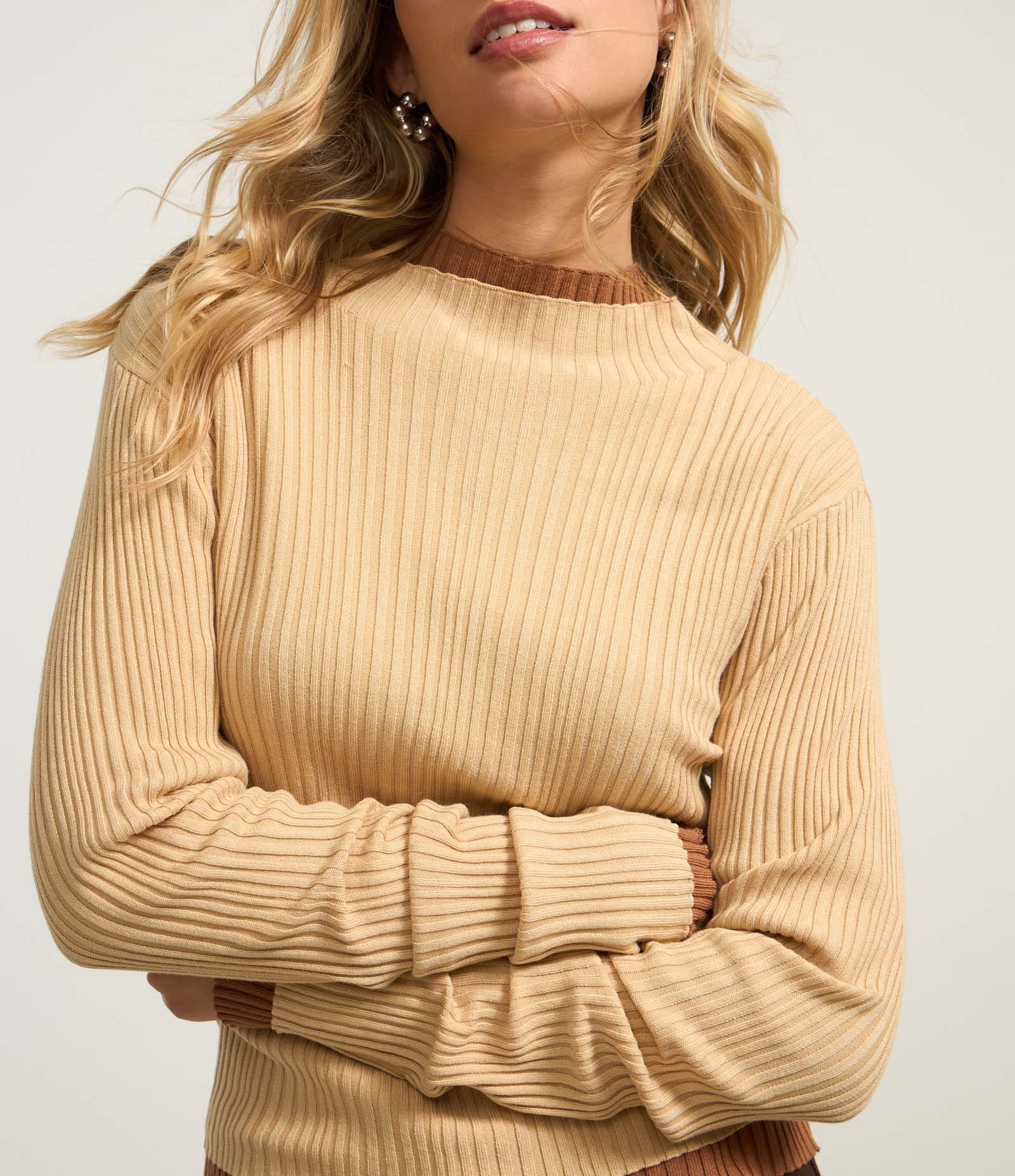 Blusa em Tricô com Golinha Alta Bege 3