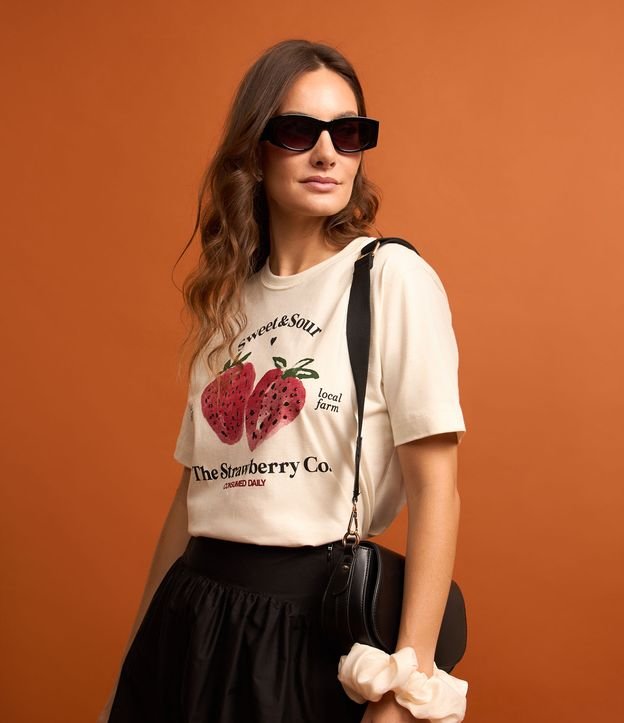 Camiseta em Algodão com Morangos Estampados