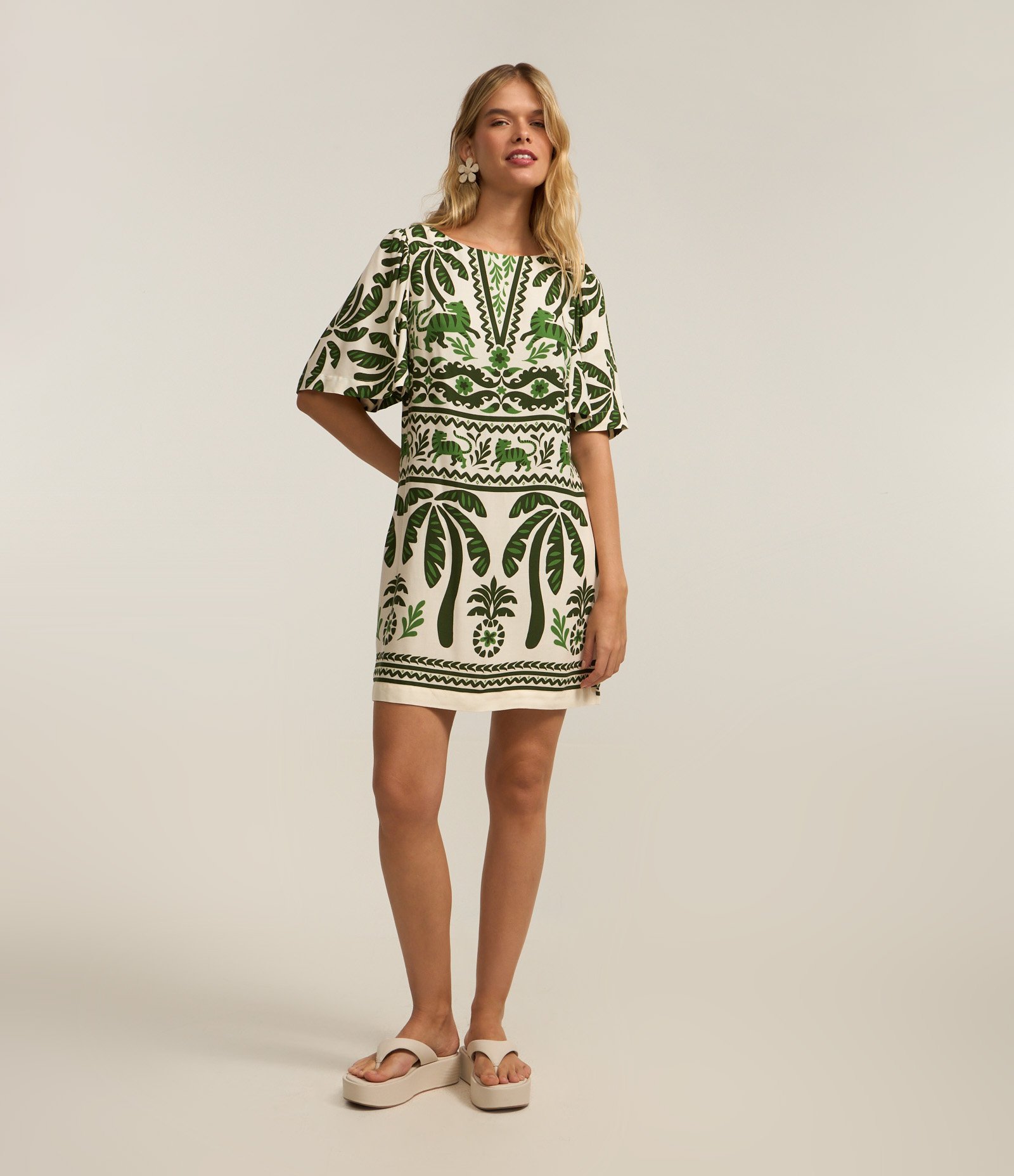 Vestido Curto em Viscose e Estampa Étnica Verde 2