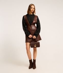 Salopete em PU com Decote Profundo e Botões