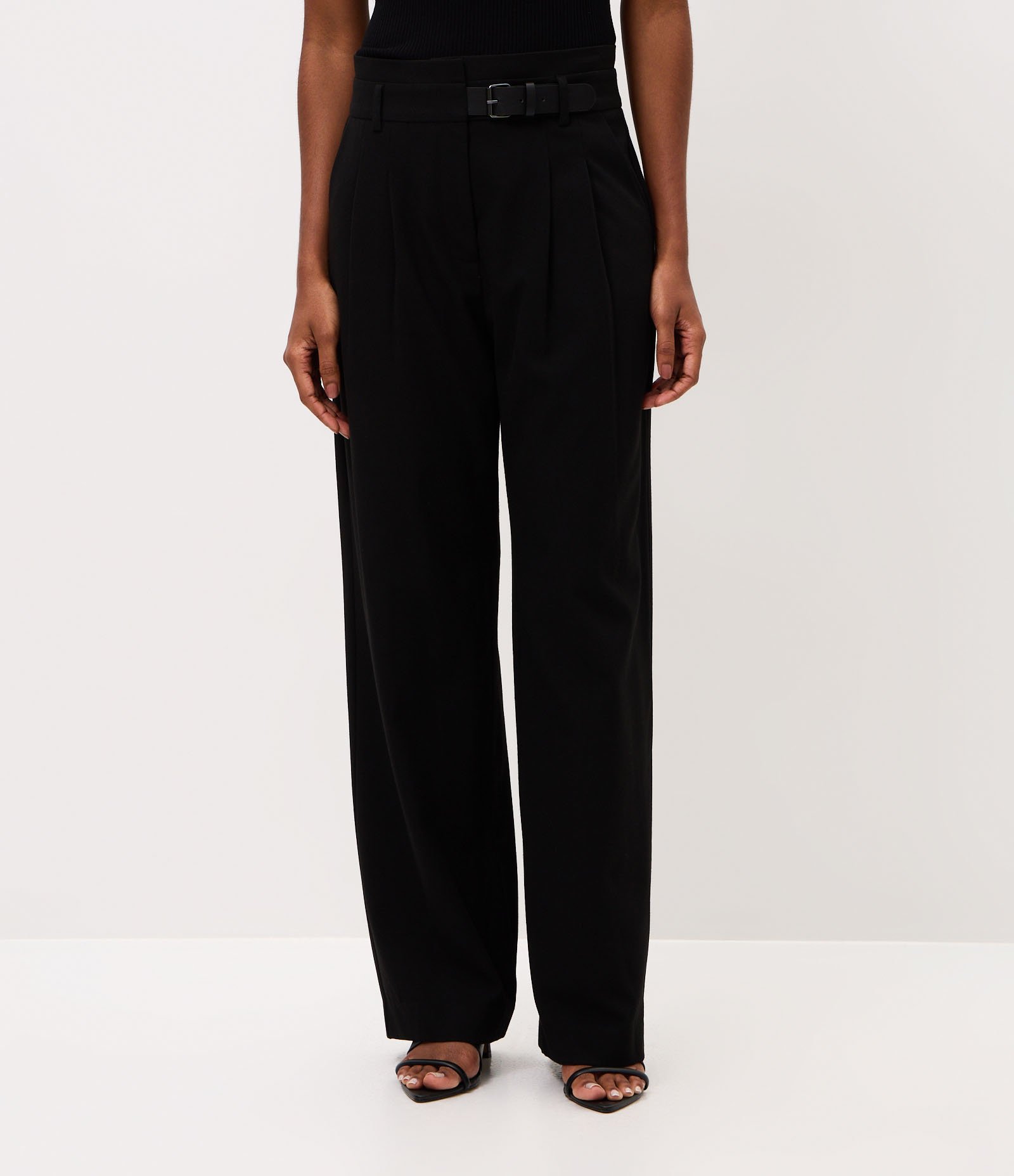 Calça Wide Leg Alfaiatada com Cinto em PU Preto 3