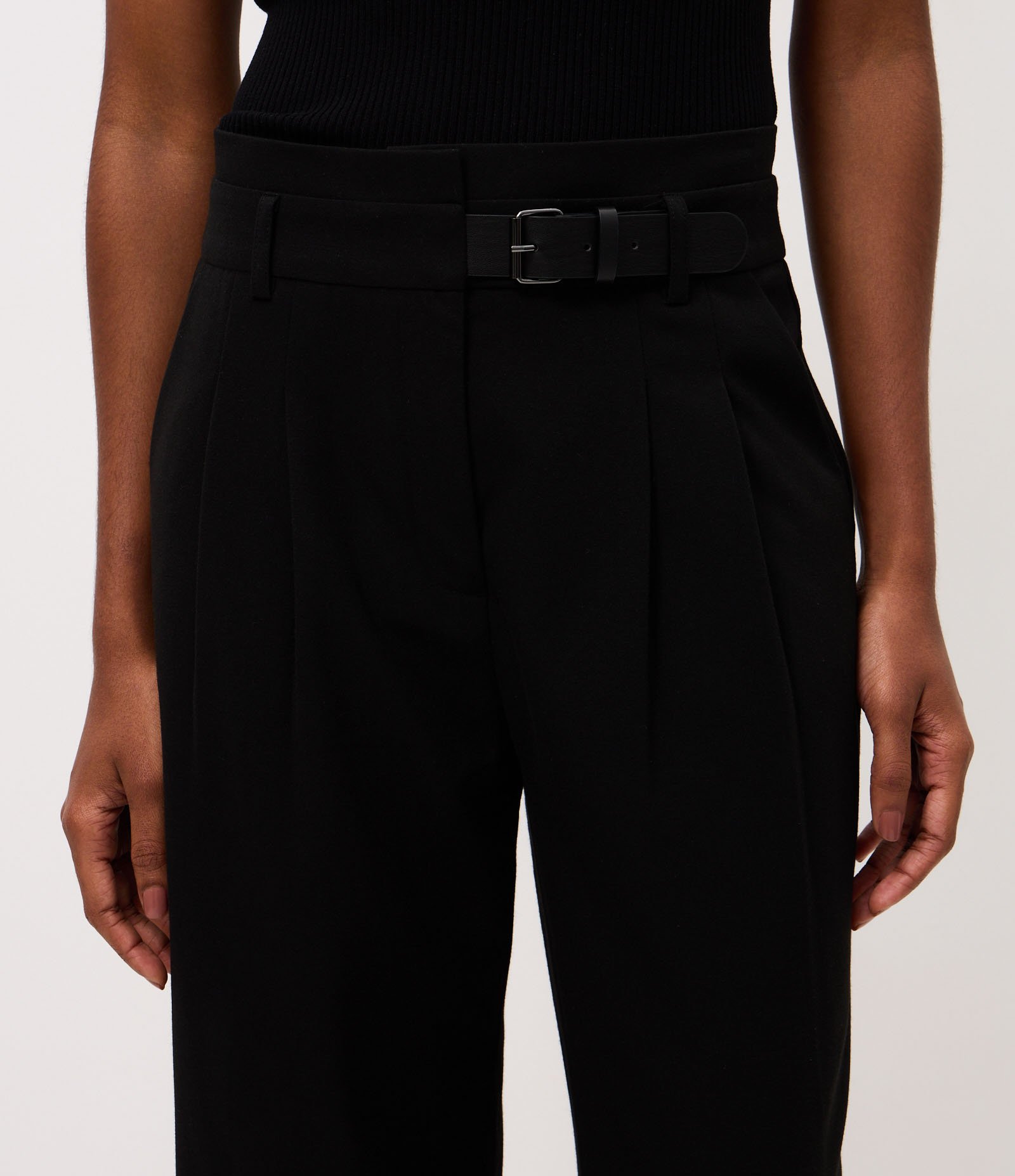 Calça Wide Leg Alfaiatada com Cinto em PU Preto 4