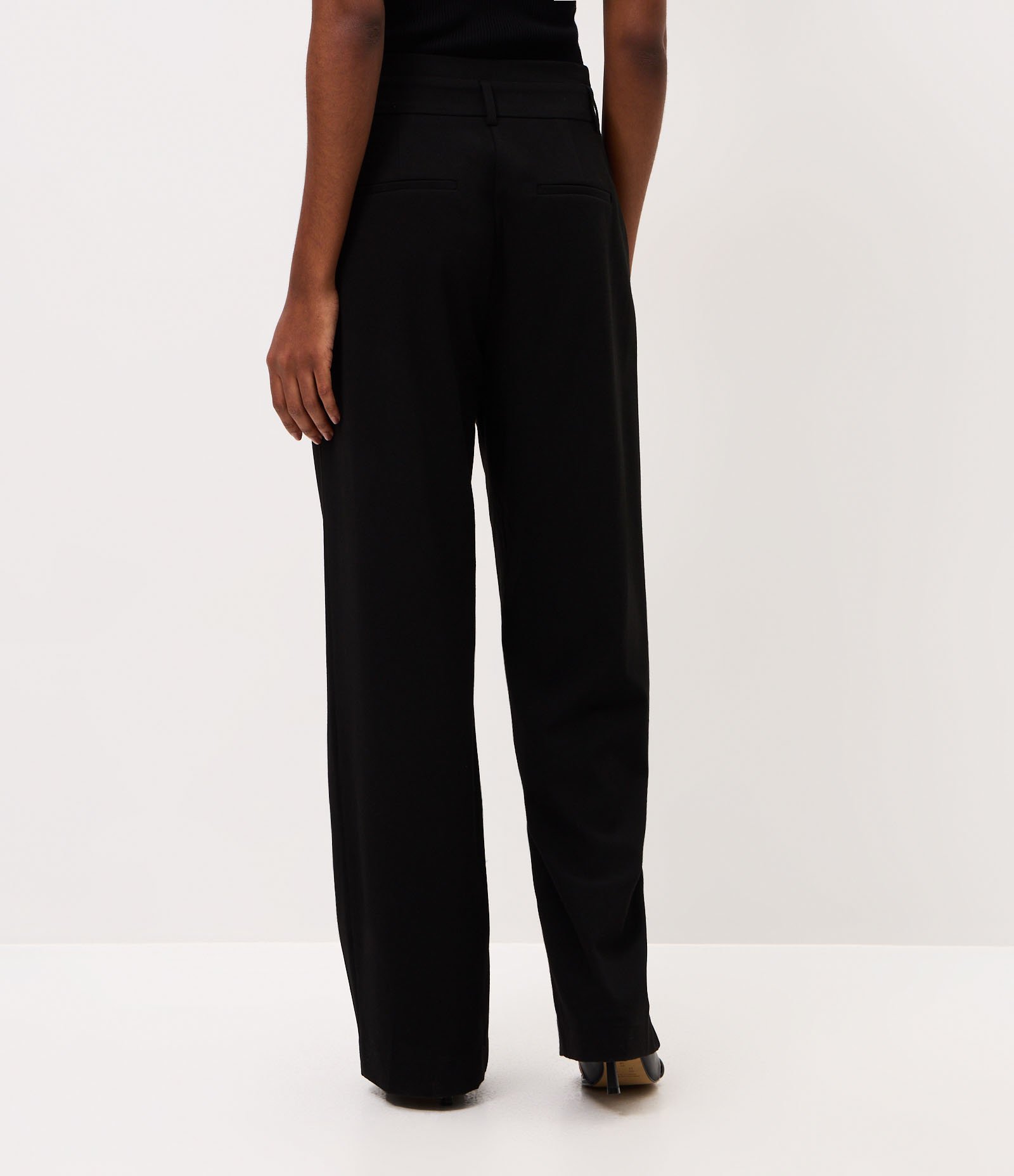 Calça Wide Leg Alfaiatada com Cinto em PU Preto 5