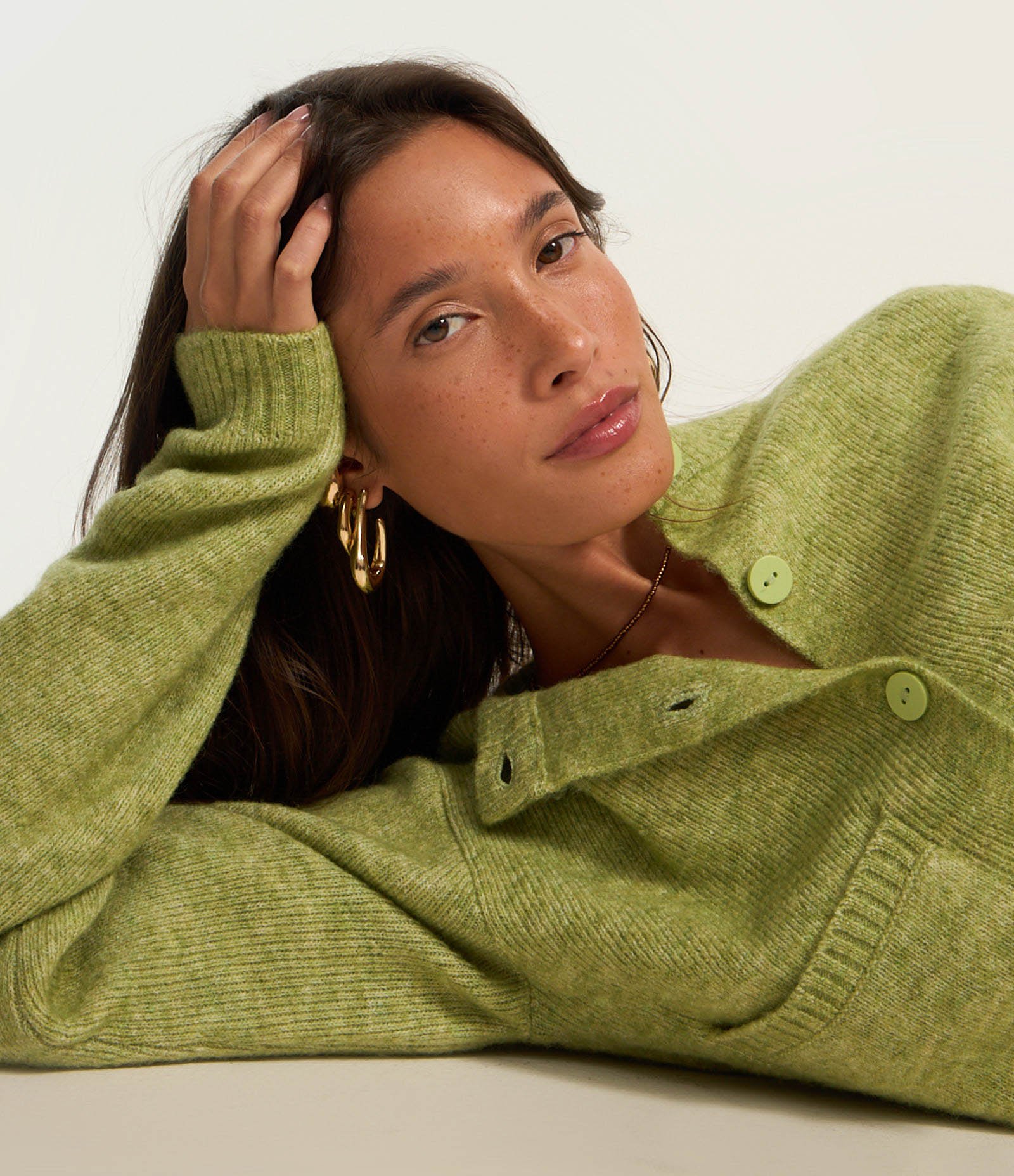 Cardigan Cropped em Tricô com Bolsinhos e Botões Frontais Verde 1