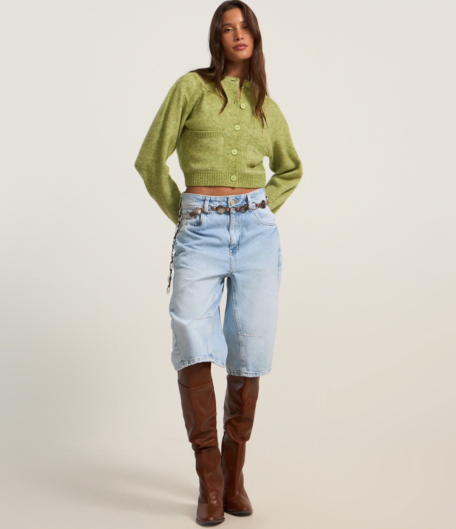Cardigan Cropped em Tricô com Bolsinhos e Botões Frontais Verde 2