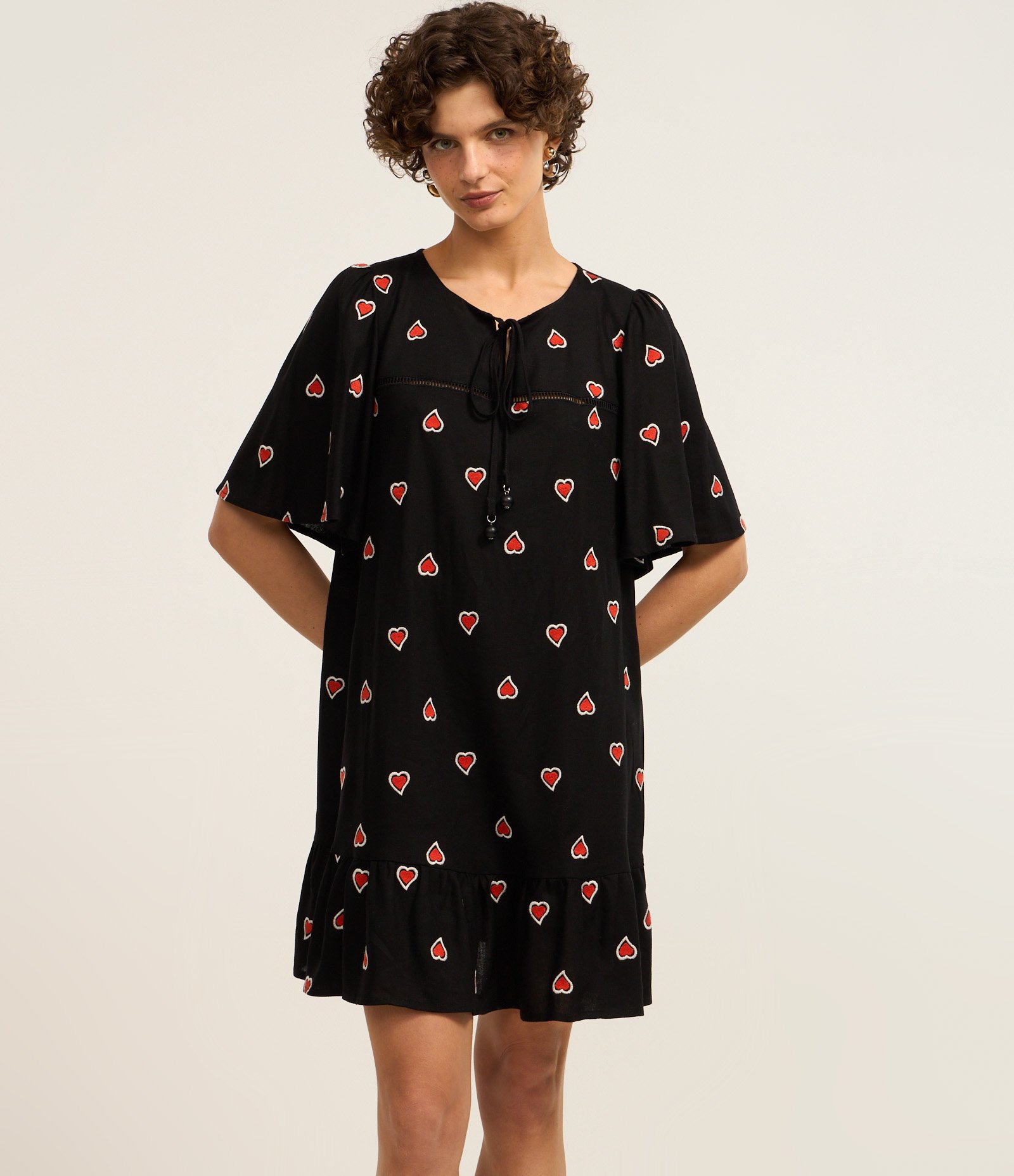 Vestido Curto em Viscolinho com Bordado Coração Preto 1
