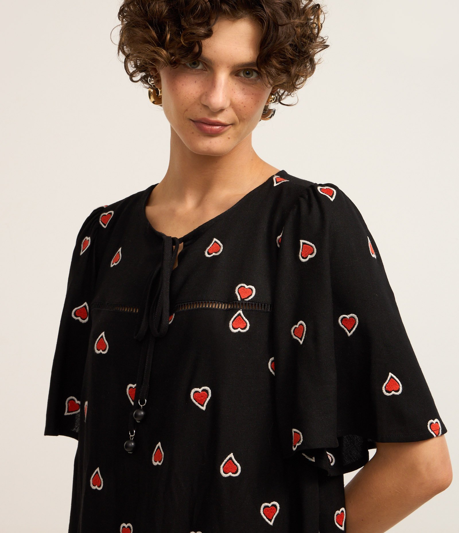 Vestido Curto em Viscolinho com Bordado Coração Preto 3