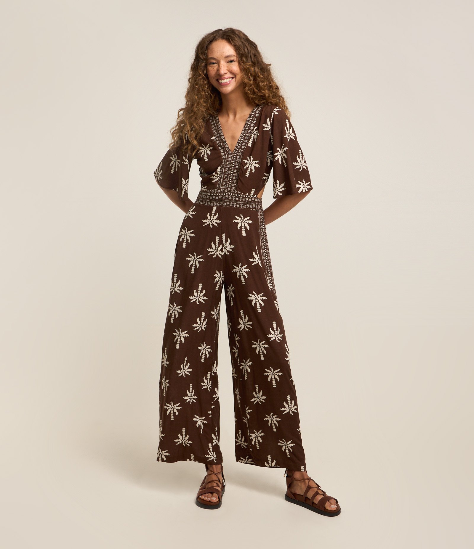 Macacão Longo em Viscolinho com Estampa de Coqueiros Marrom 1