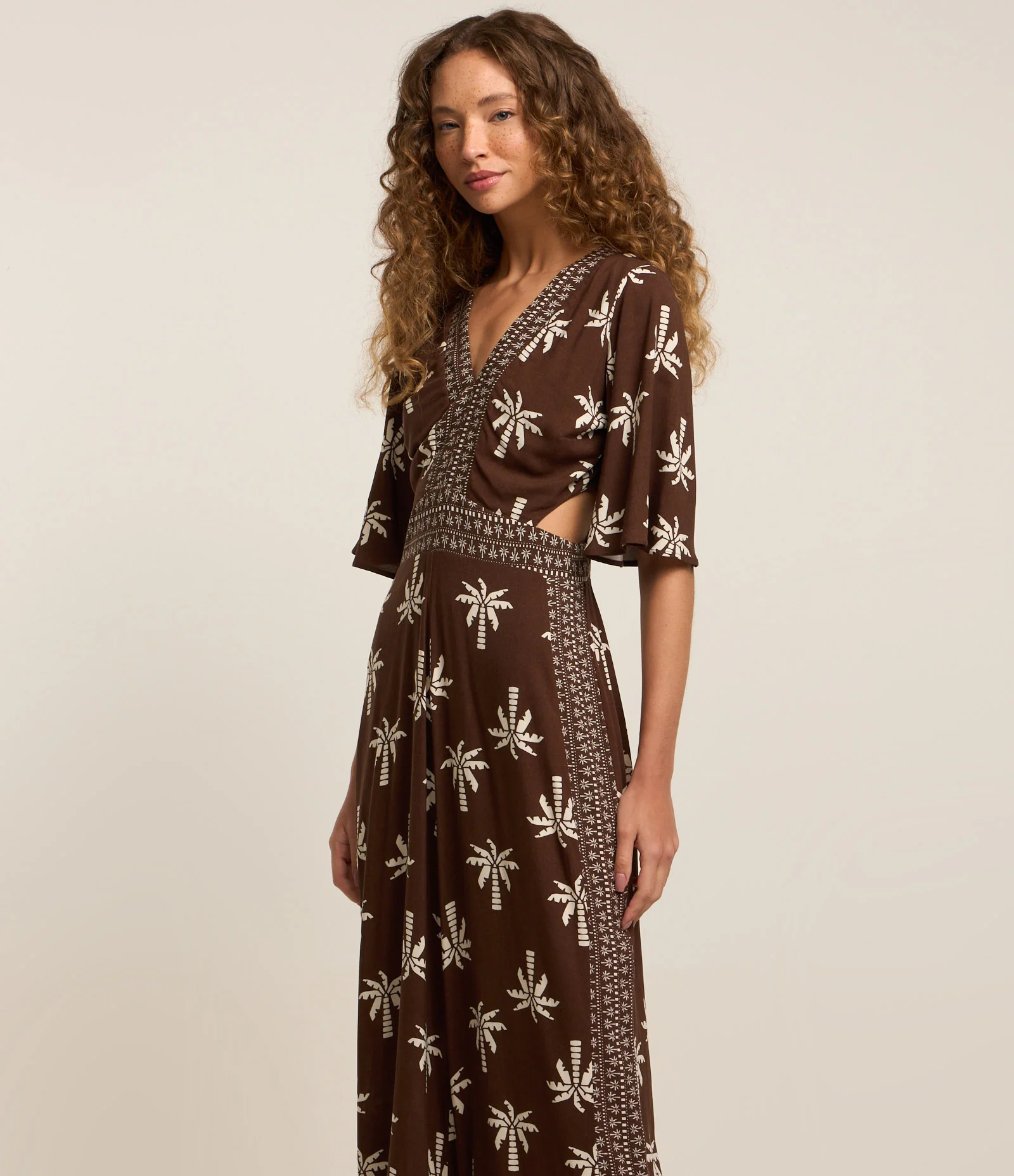 Macacão Longo em Viscolinho com Estampa de Coqueiros Marrom 2