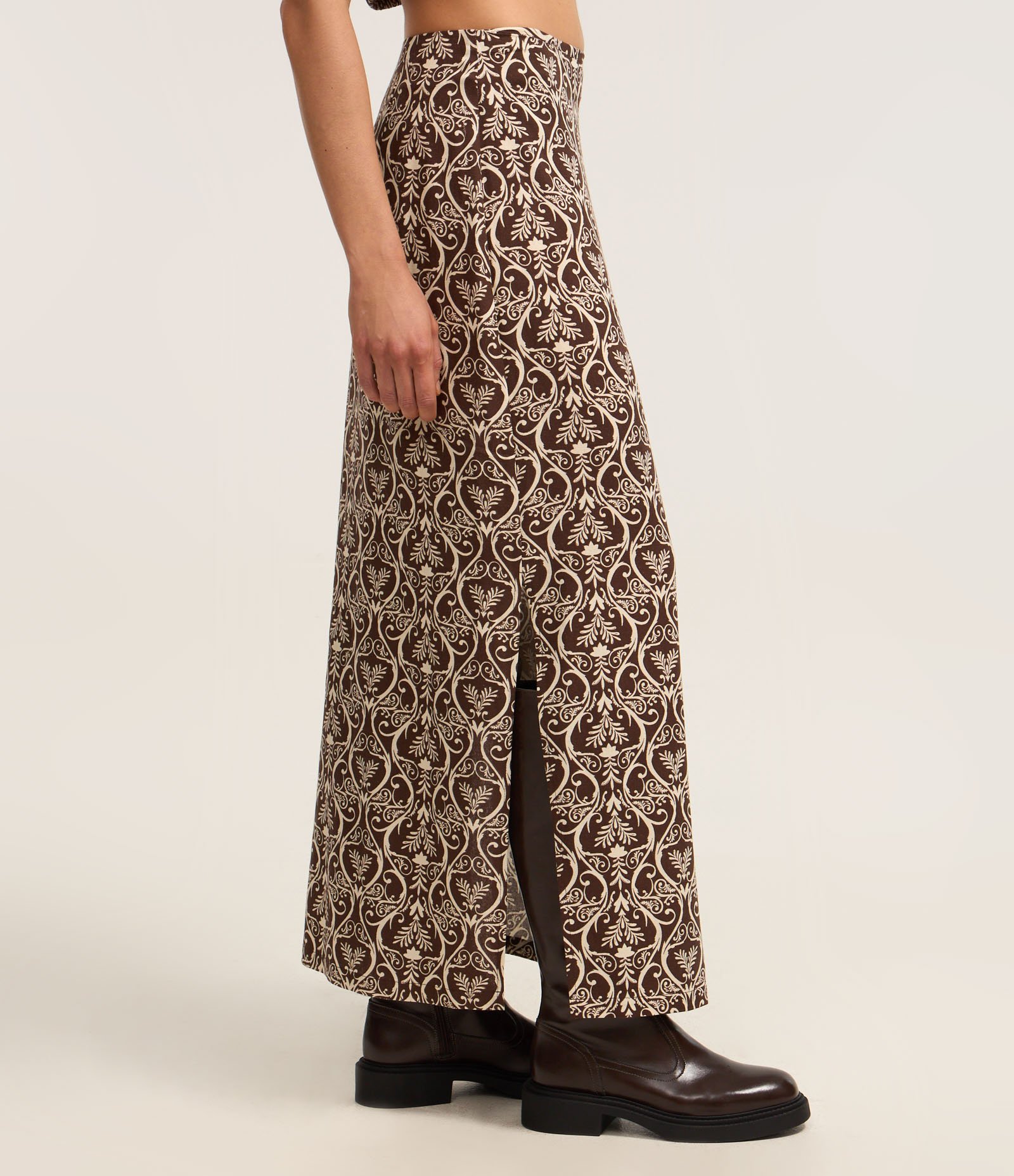 Saia New Midi em Viscose e Linho com Estampa Arabesca Marrom 3