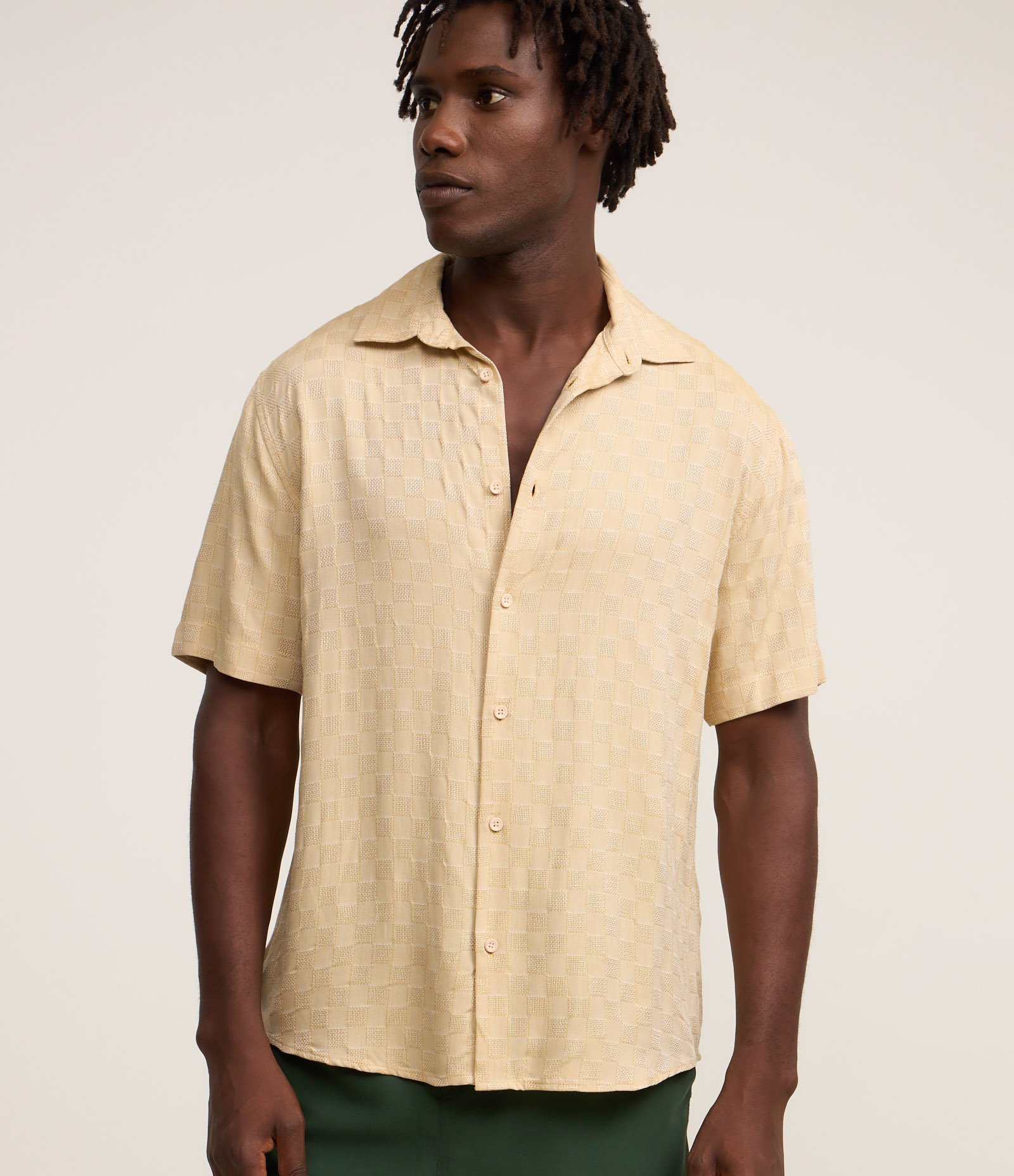 Camisa Comfort em Viscose com Textura Jacquard Quadriculada Bege 1