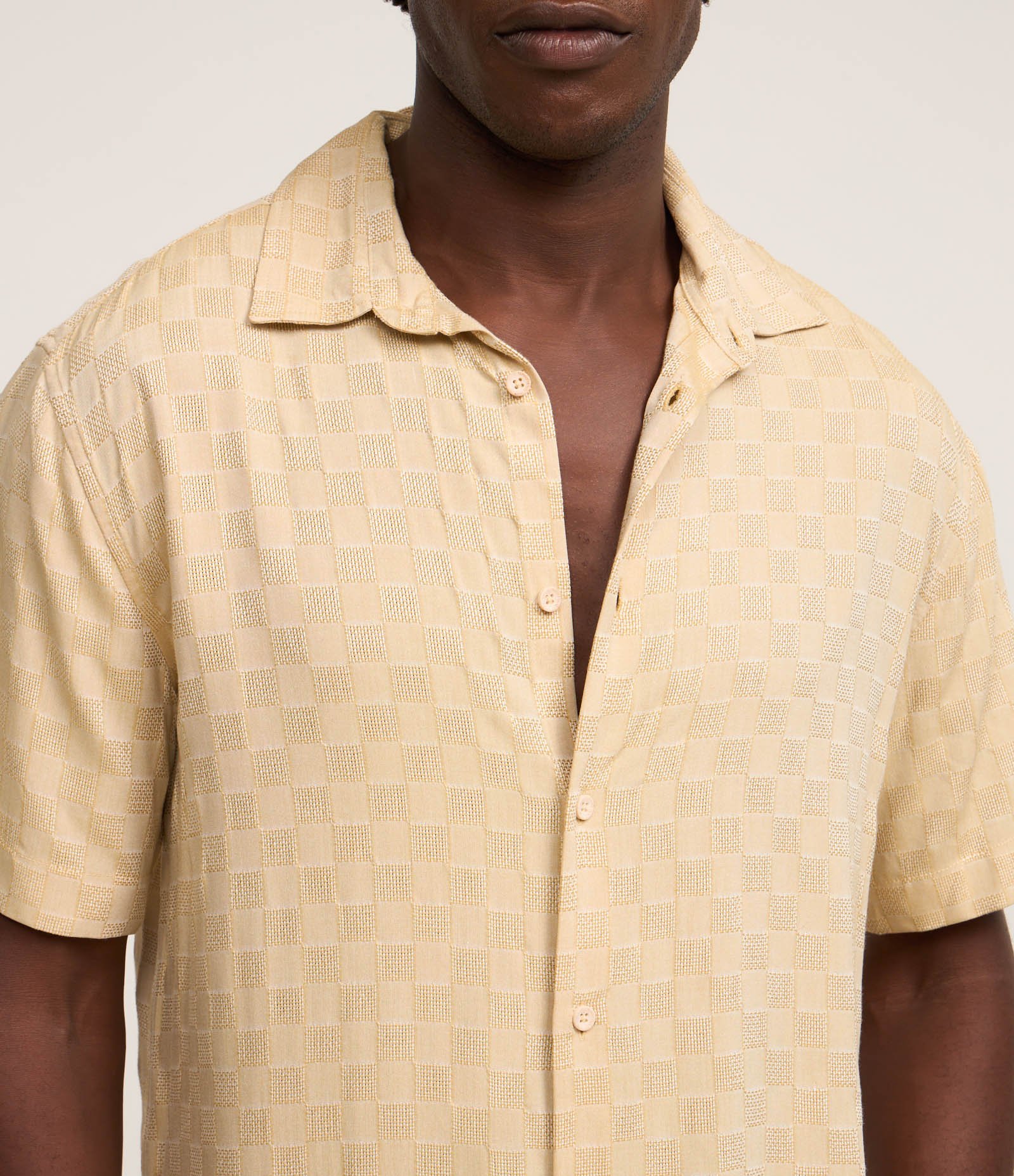 Camisa Comfort em Viscose com Textura Jacquard Quadriculada Bege 3