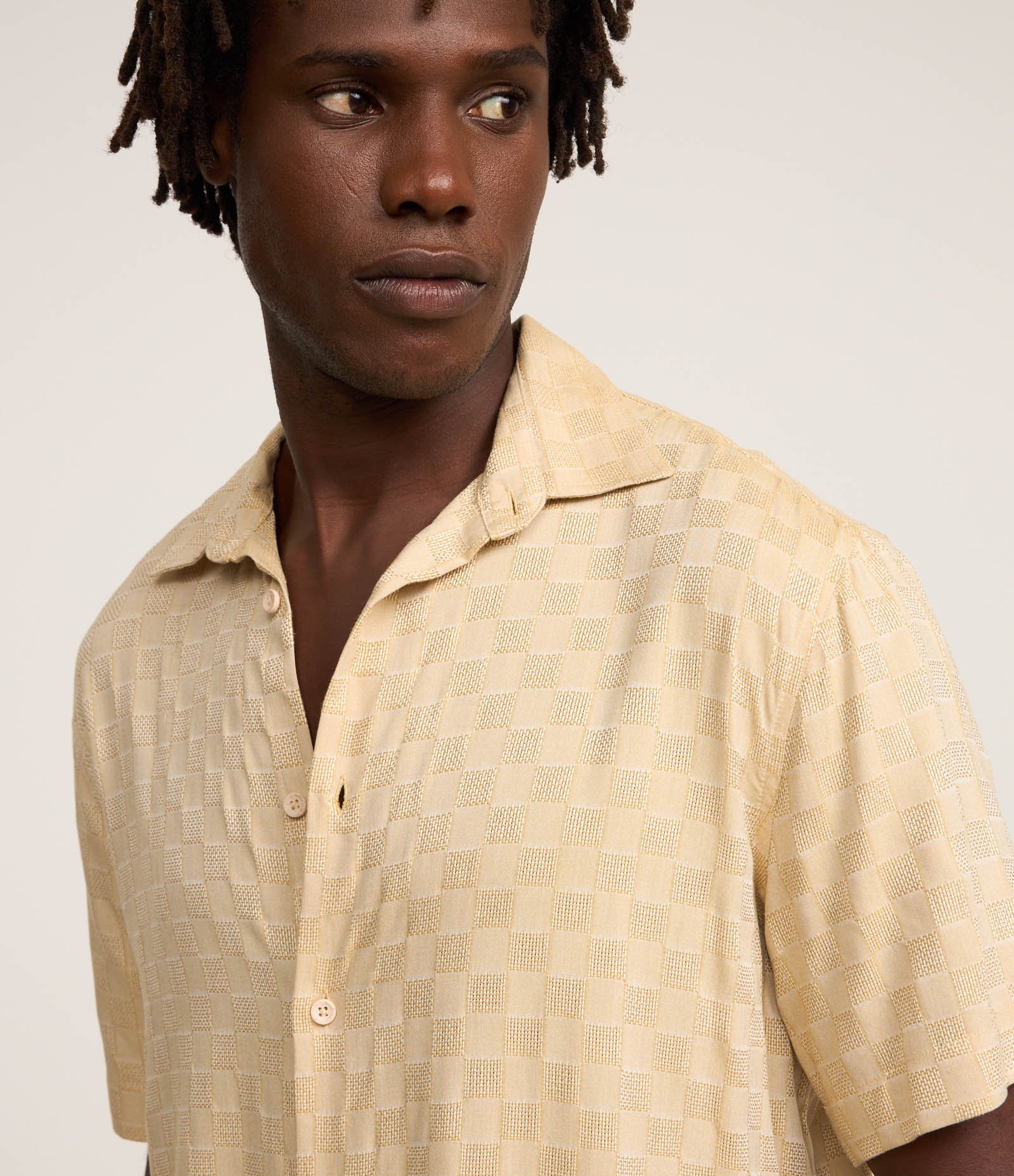 Camisa Comfort em Viscose com Textura Jacquard Quadriculada Bege 4