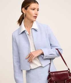 Jaqueta Curta Texturizada em Tweed com Bolsos