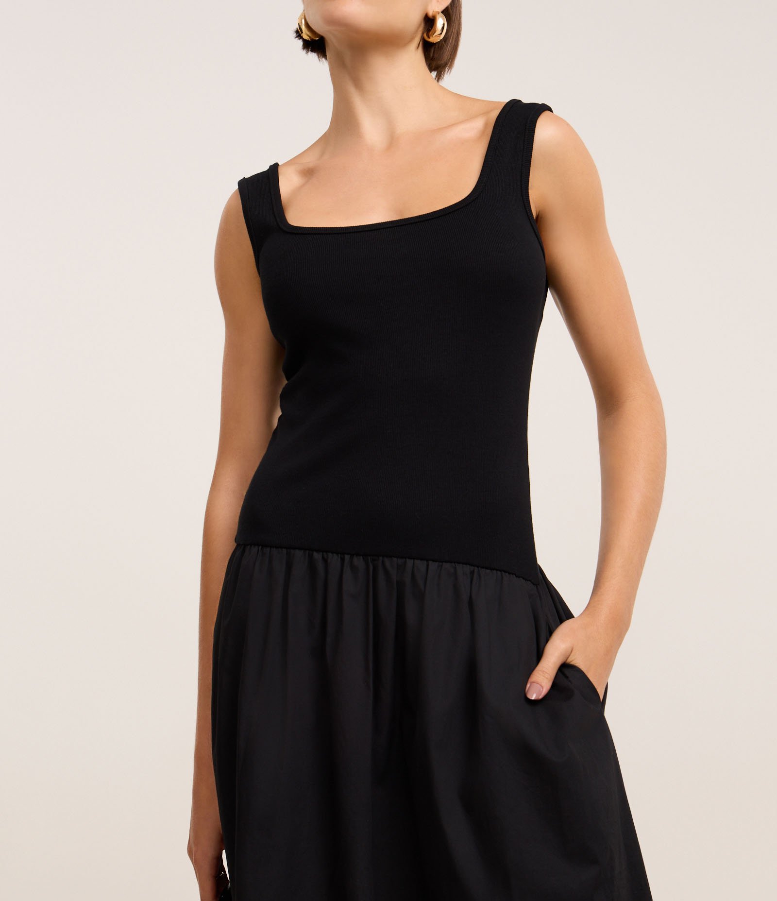 Vestido Evasê Midi Sem Manga com Mix de Tecidos Preto 3