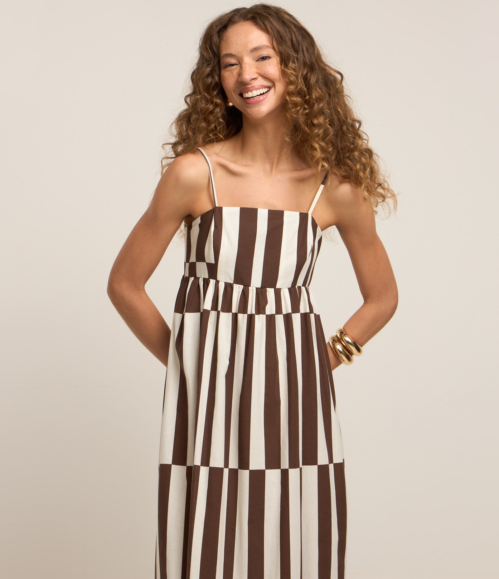 Vestido New Midi Evasê em Tricoline com Recortes e Listras Marrom/Branco 3