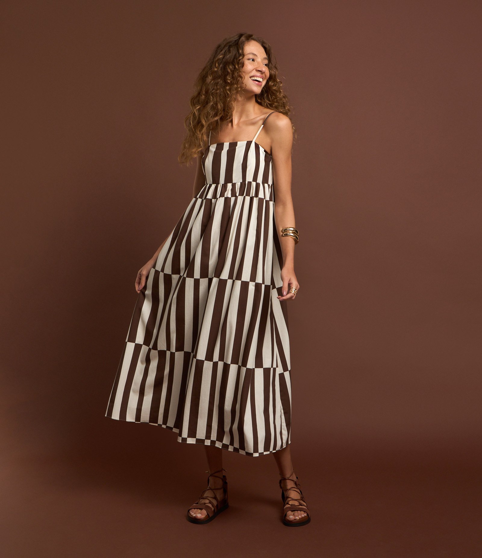 Vestido New Midi Evasê em Tricoline com Recortes e Listras Marrom/Branco 5