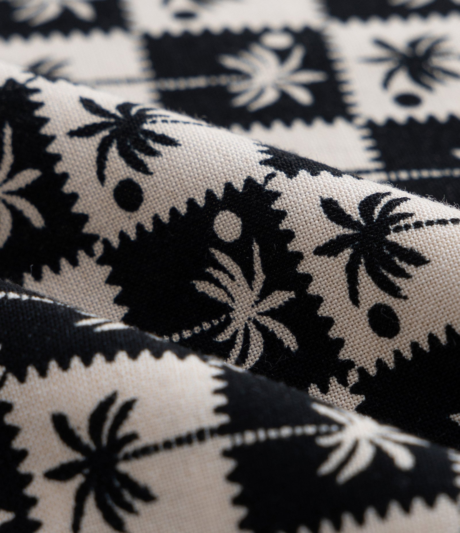 Macaquinho em Viscose Estampa Coqueiros Curve & Plus Size Preto/Branco 9