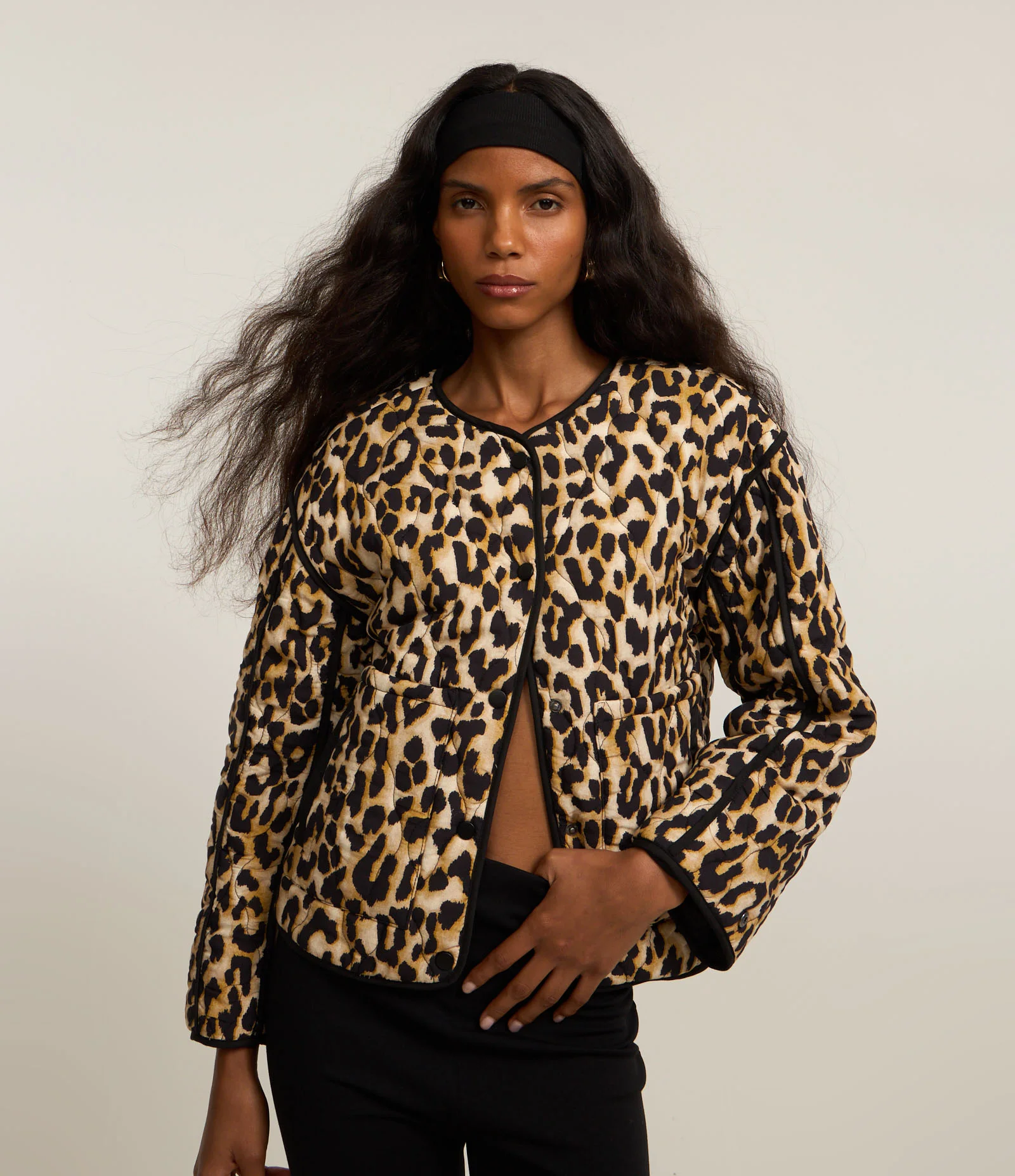 Jaqueta Trucker em Twill Animal Print com Bolsos Marrom 1